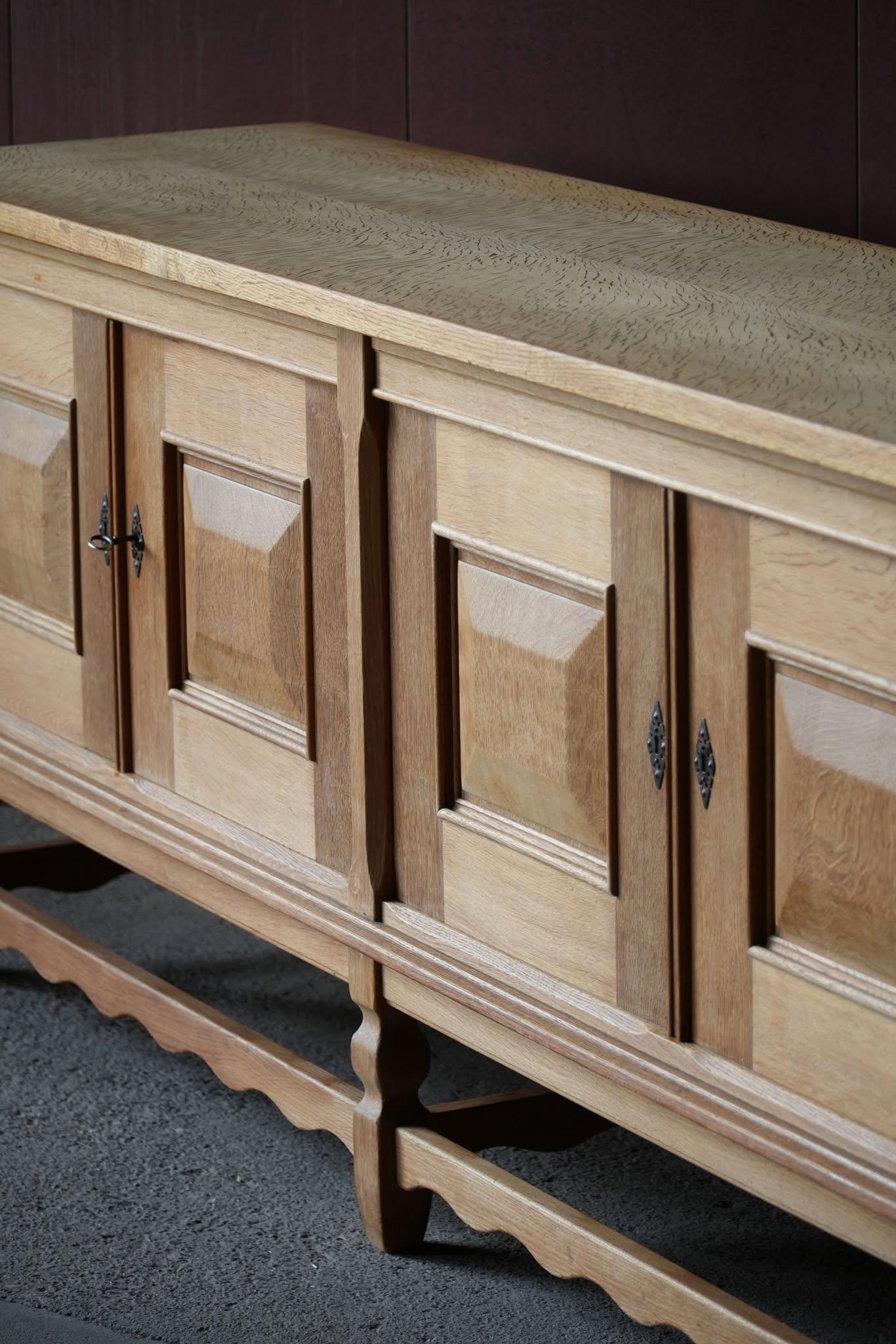 Buffet bas brutaliste danois du milieu du siècle en Oak, par Henning Kjærnulf, années 1960 en vente 2