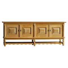 Buffet bas brutaliste danois du milieu du siècle en Oak, par Henning Kjærnulf, années 1960