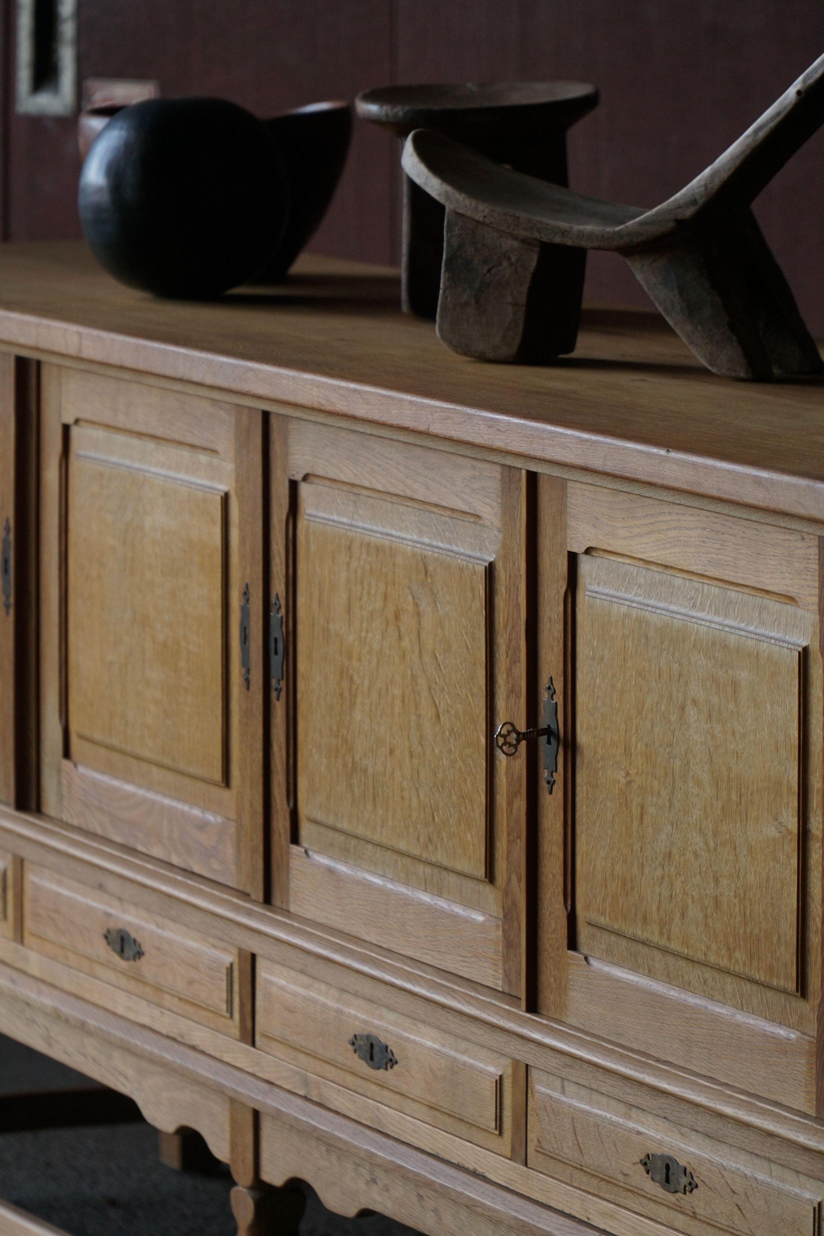Dänisches Mid Century Low Brutalist Sideboard in Eiche, Henning Kjærnulf, 1960er Jahre im Angebot 4