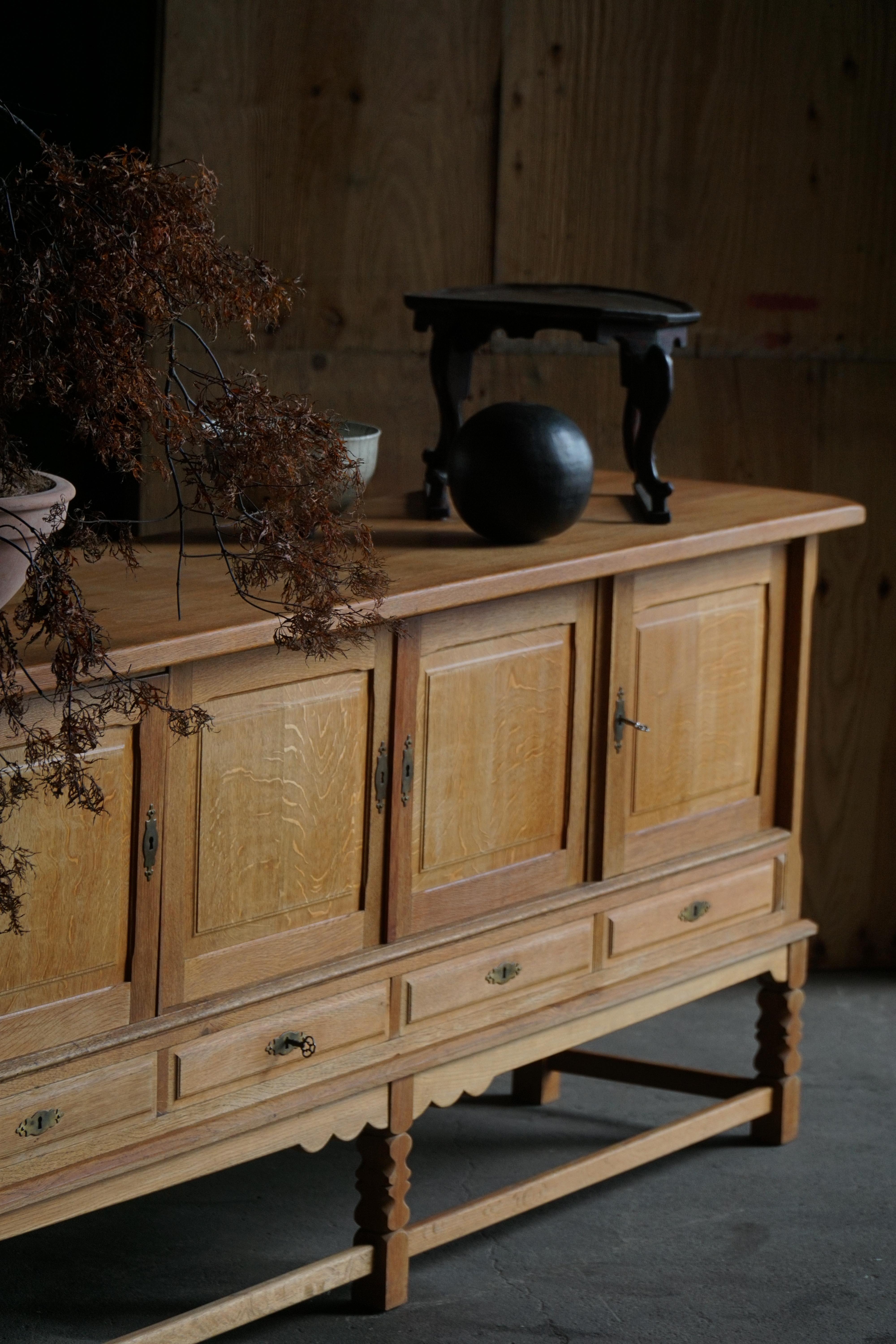 Danish Mid Century Low Brutalist Sideboard in Oak, Henning Kjærnulf, 1960s im Angebot 3