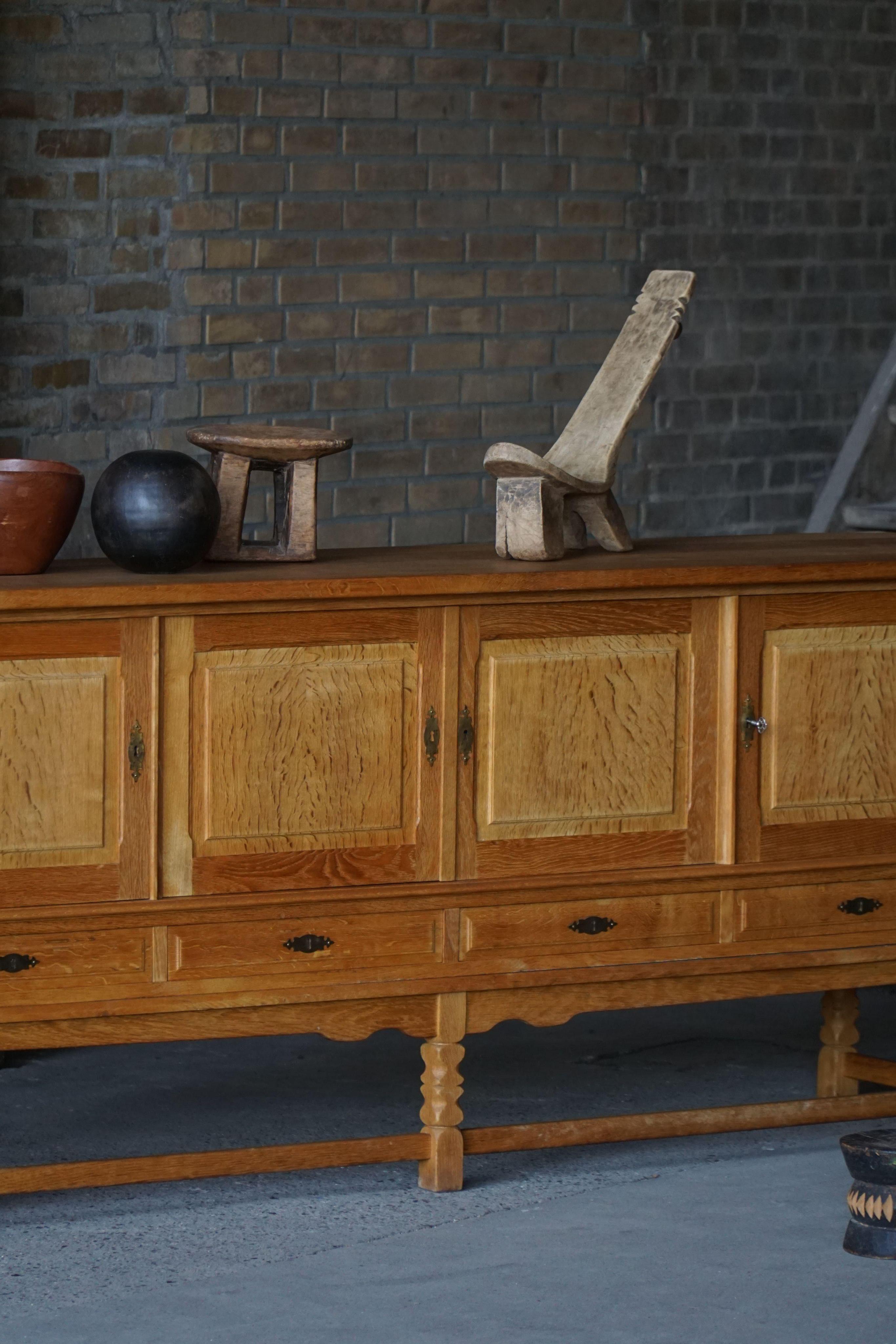 Dänisches Mid Century Low Brutalist Sideboard in Eiche, Henning Kjærnulf, 1960er Jahre im Angebot 5