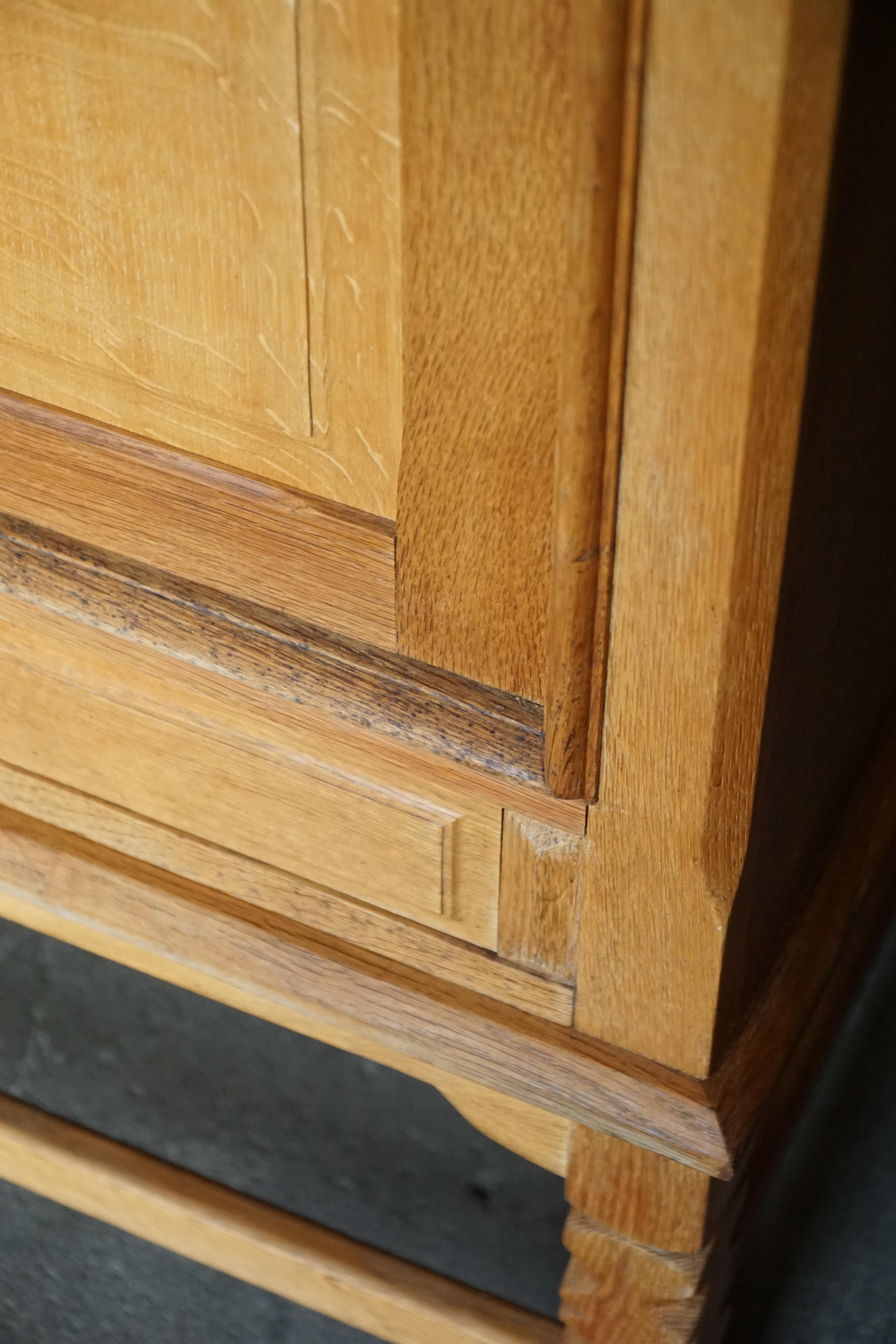 Danish Mid Century Low Brutalist Sideboard in Oak, Henning Kjærnulf, 1960s im Angebot 4