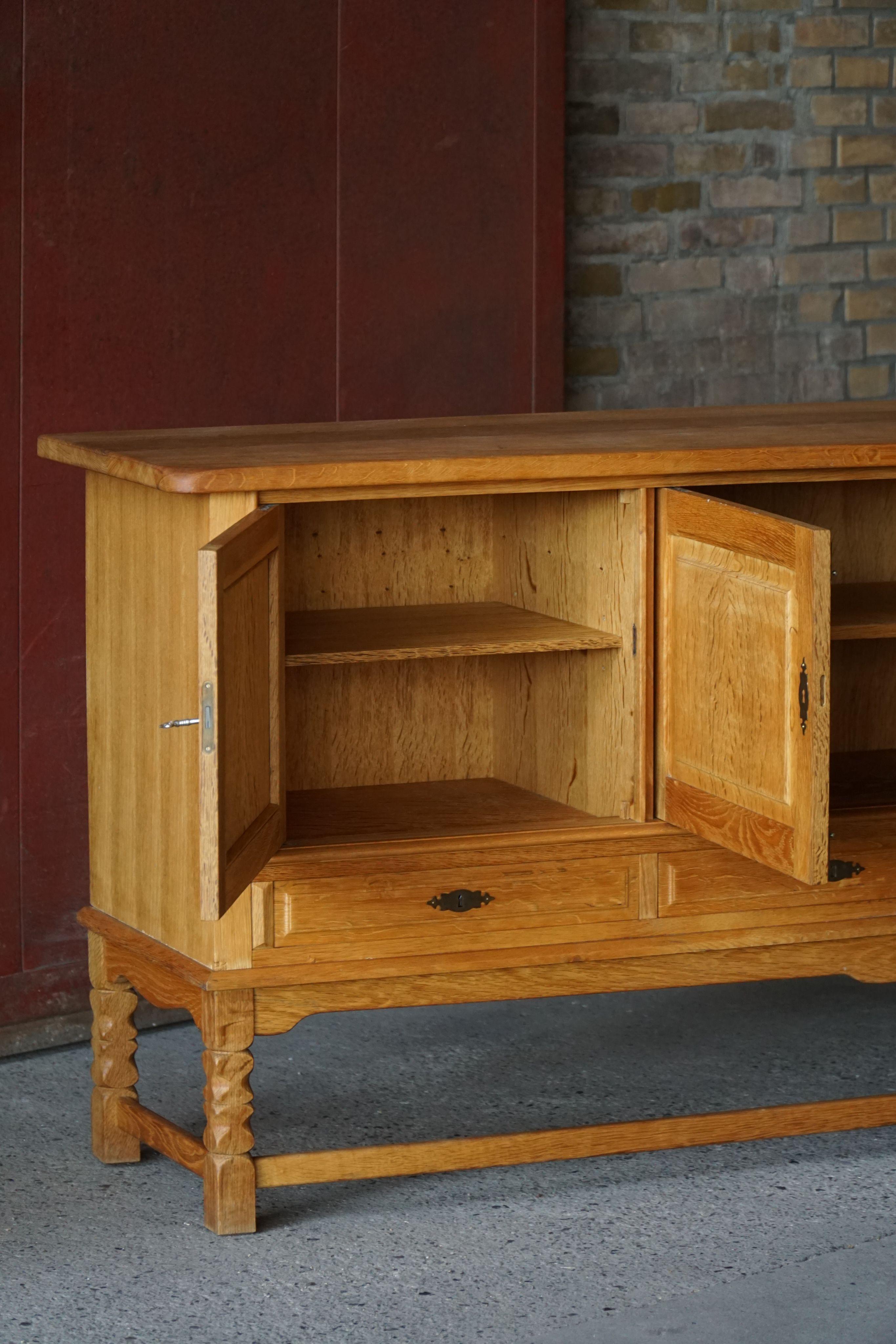 Dänisches Mid Century Low Brutalist Sideboard in Eiche, Henning Kjærnulf, 1960er Jahre im Angebot 6