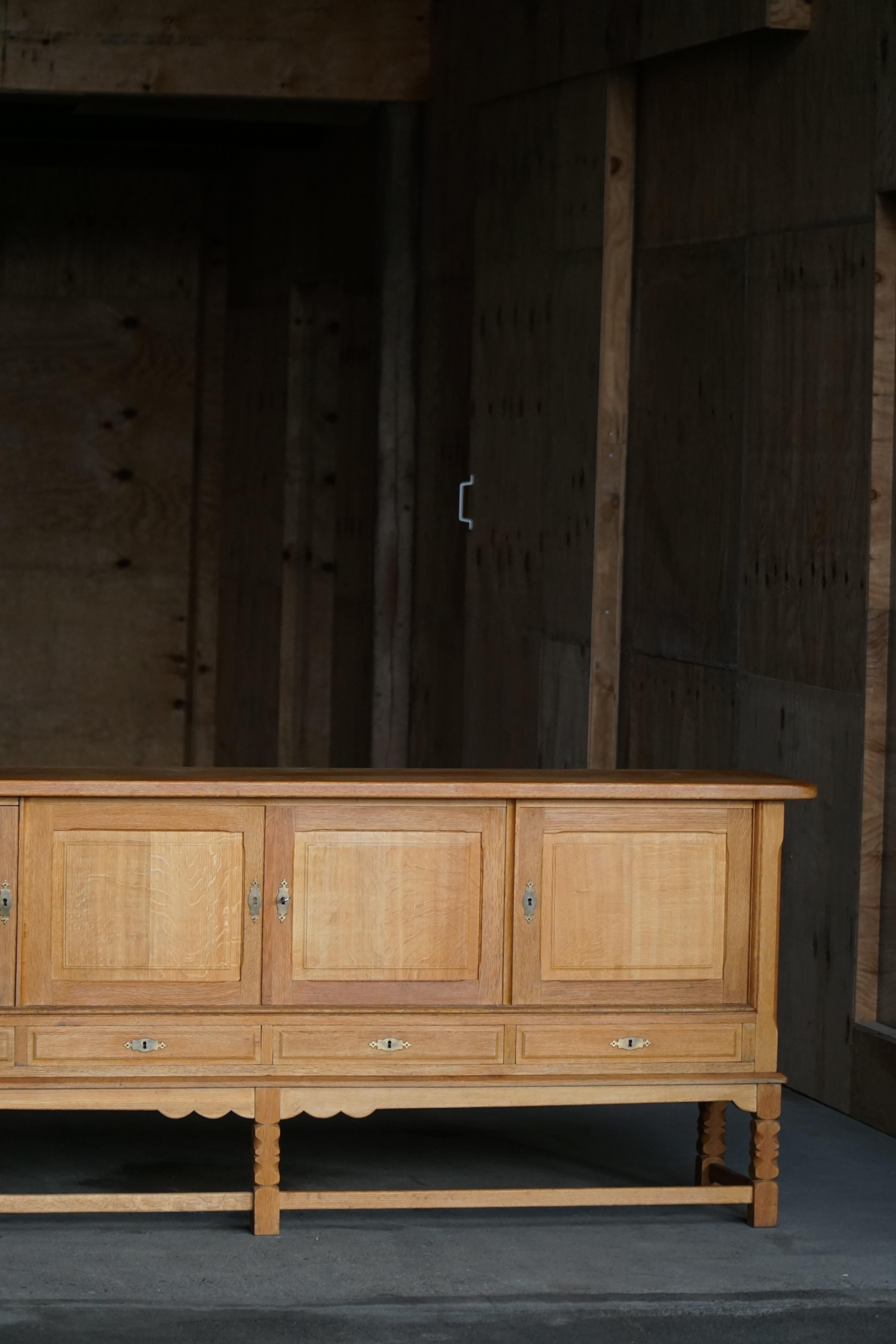 Danish Mid Century Low Brutalist Sideboard in Oak, Henning Kjærnulf, 1960s im Angebot 5