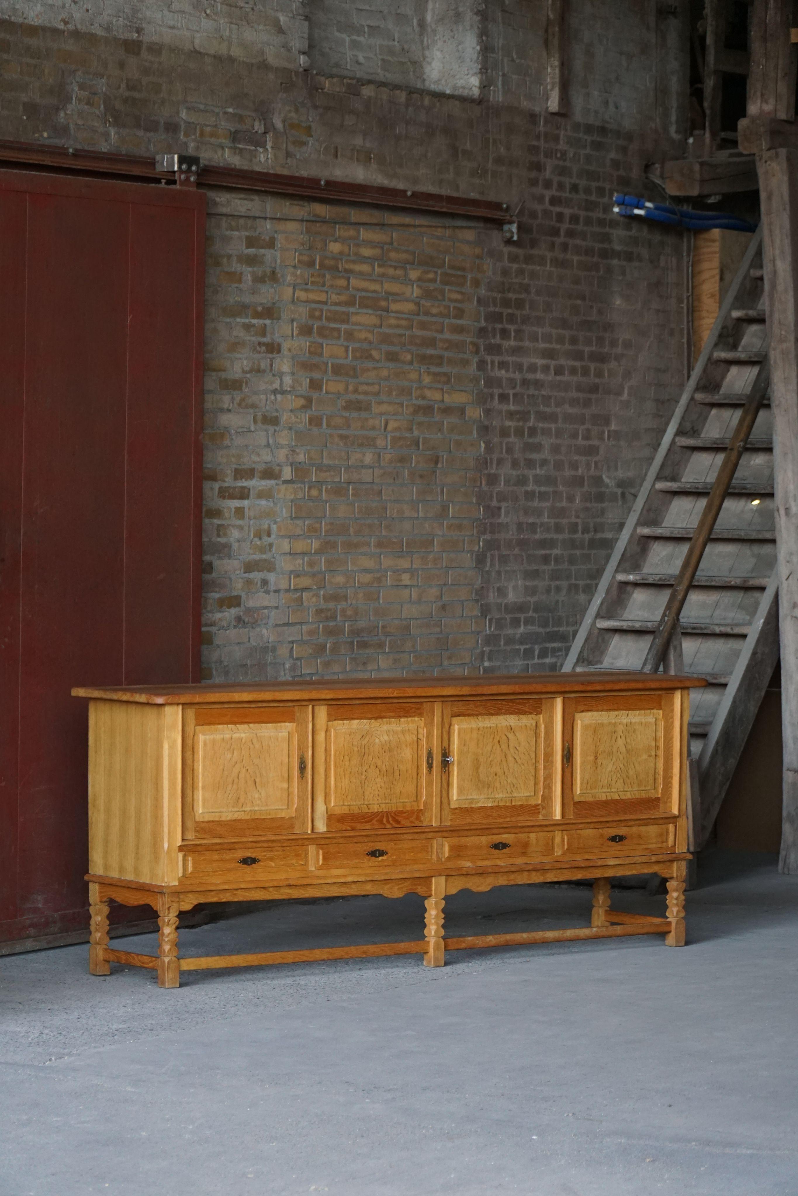 Dänisches Mid Century Low Brutalist Sideboard in Eiche, Henning Kjærnulf, 1960er Jahre im Angebot 8