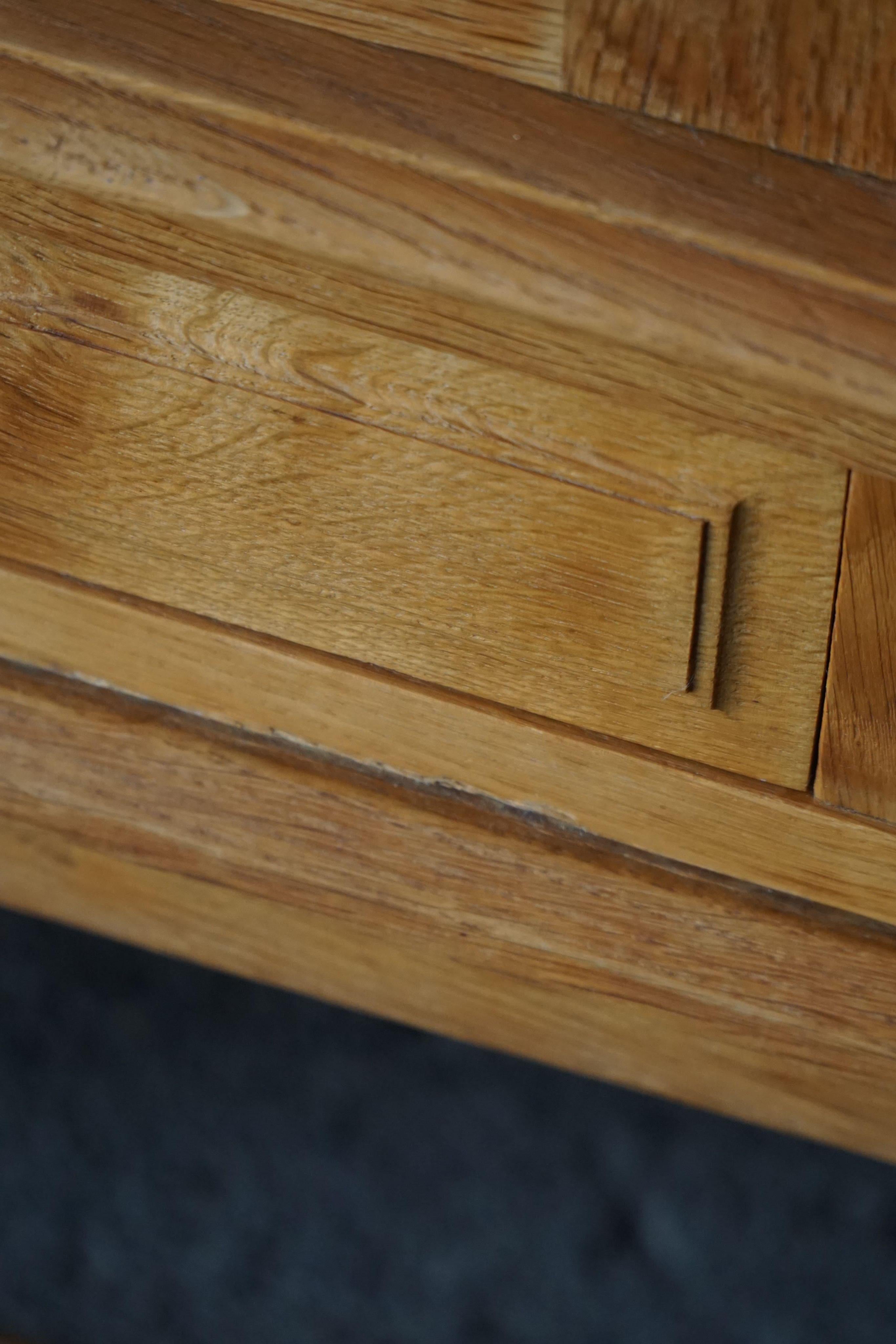 Dänisches Mid Century Low Brutalist Sideboard in Eiche, Henning Kjærnulf, 1960er Jahre im Angebot 10