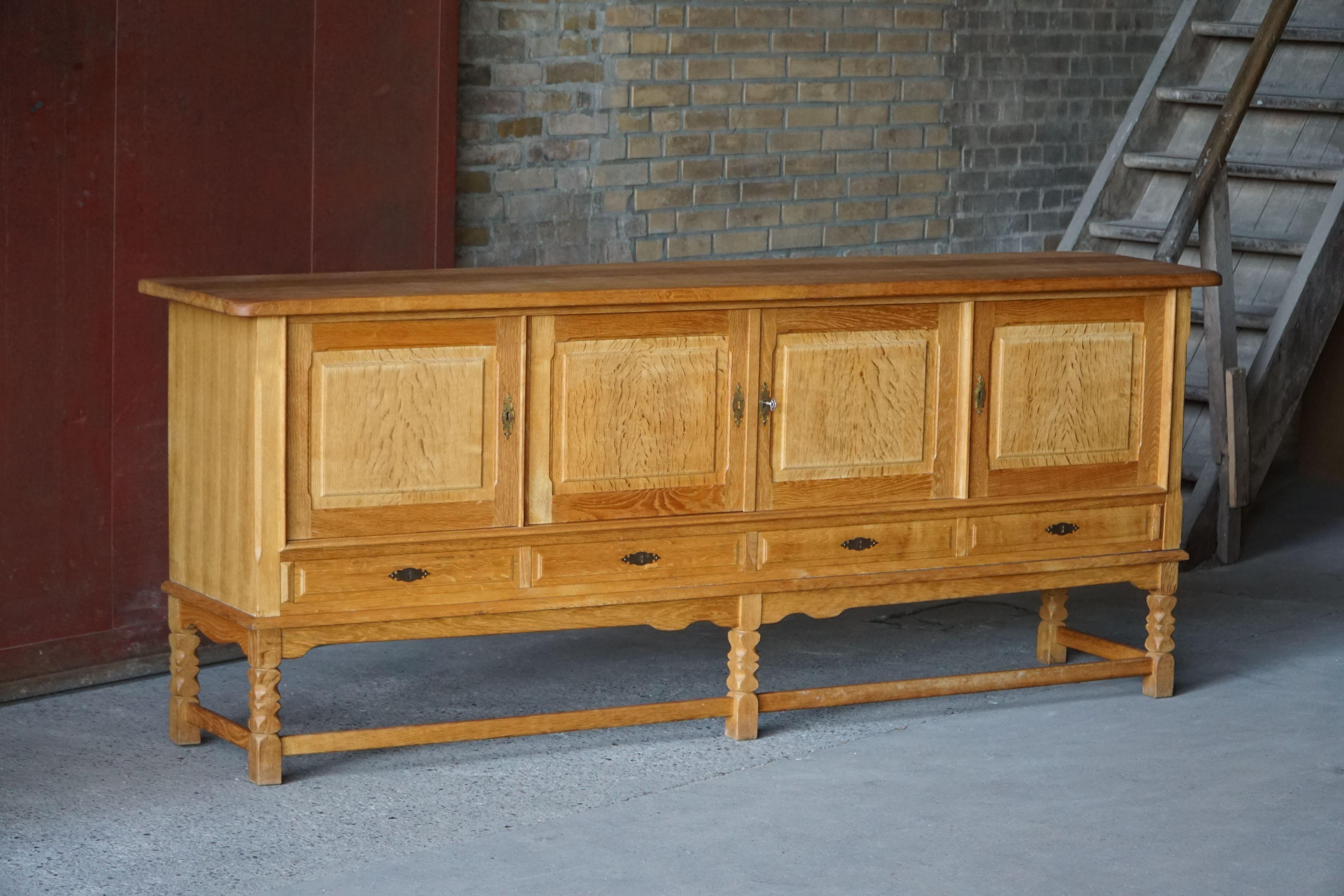 Dänisches Mid Century Low Brutalist Sideboard in Eiche, Henning Kjærnulf, 1960er Jahre im Angebot 11