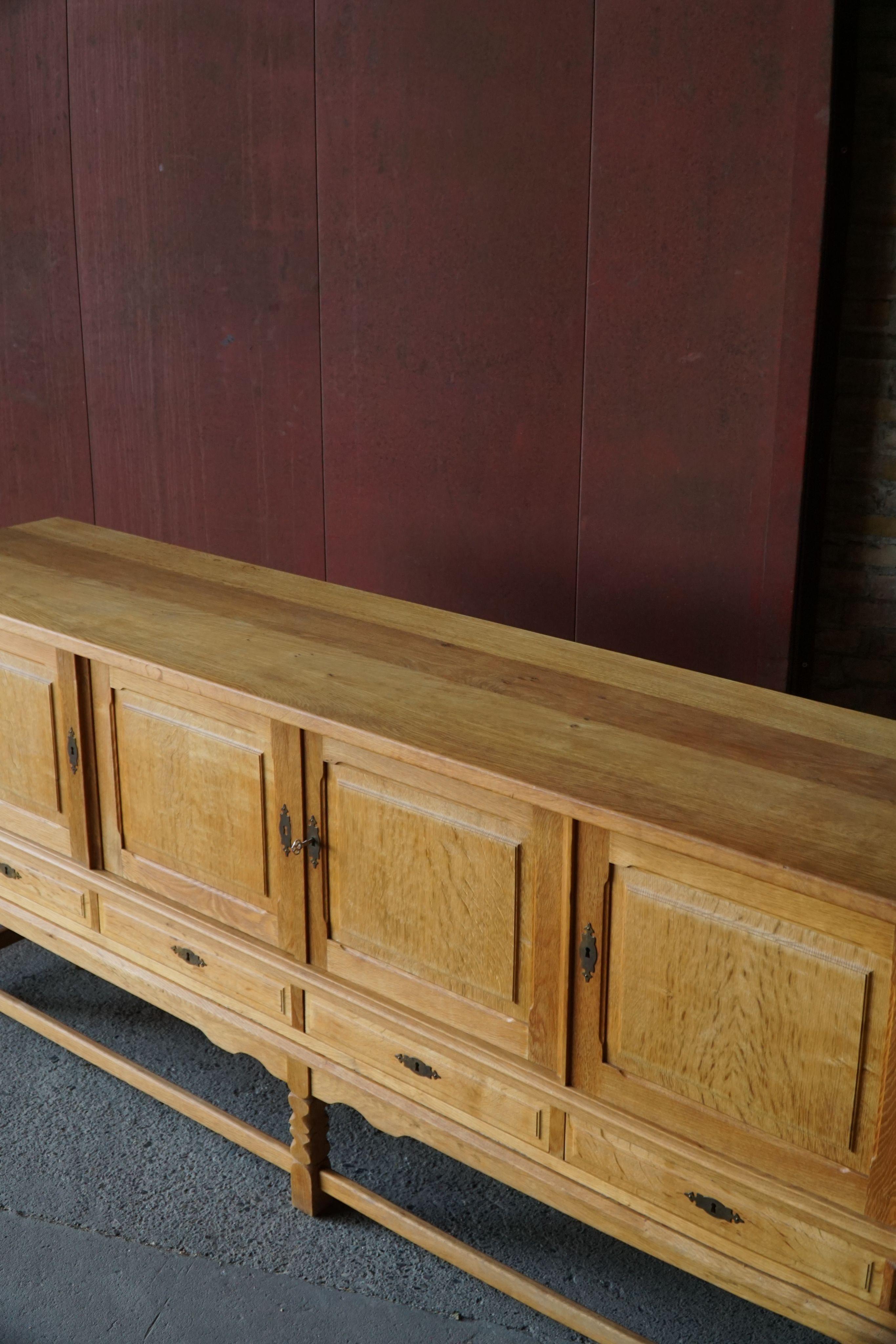 Dänisches Mid Century Low Brutalist Sideboard in Eiche, Henning Kjærnulf, 1960er Jahre im Angebot 12