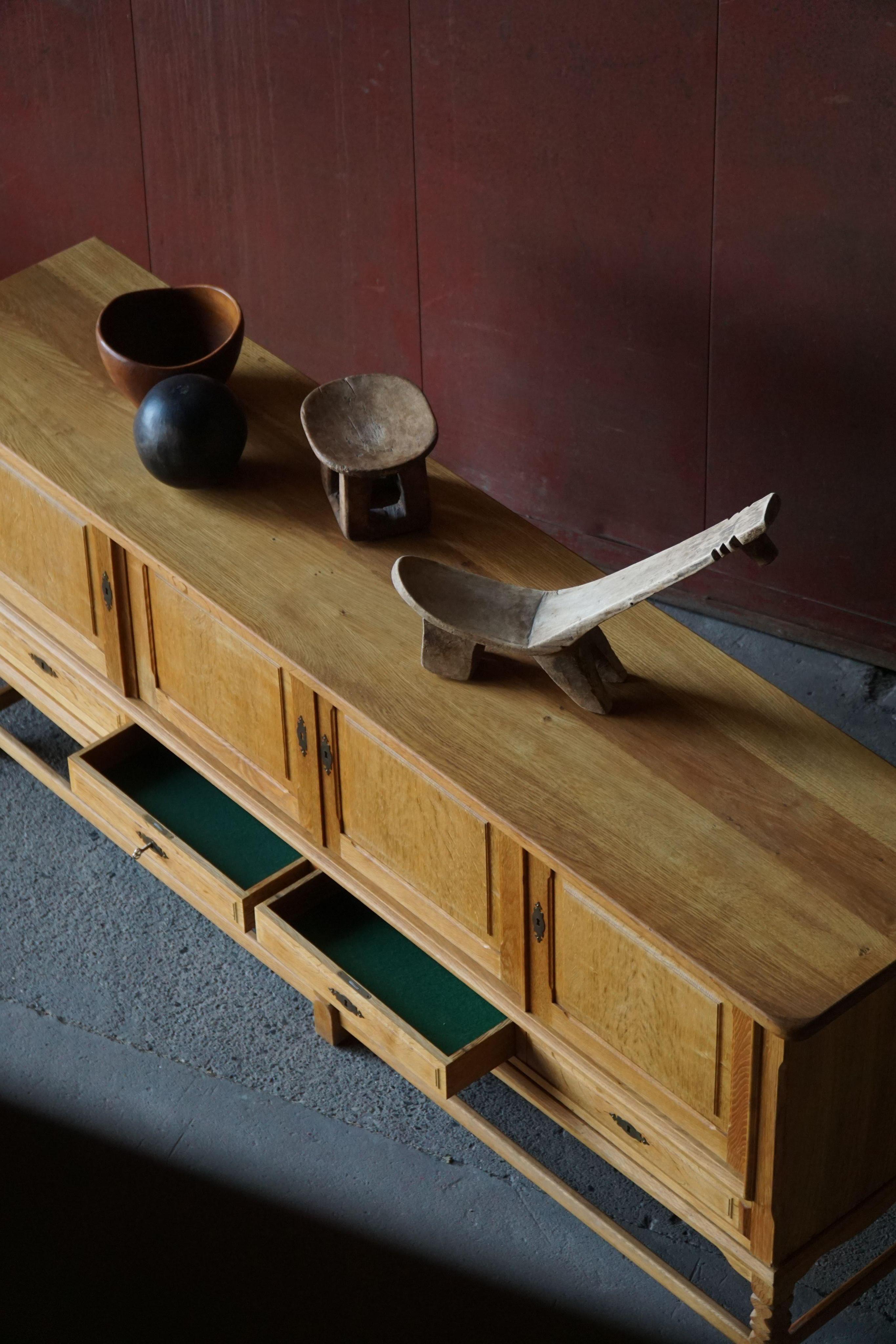 Dänisches Mid Century Low Brutalist Sideboard in Eiche, Henning Kjærnulf, 1960er Jahre im Angebot 13