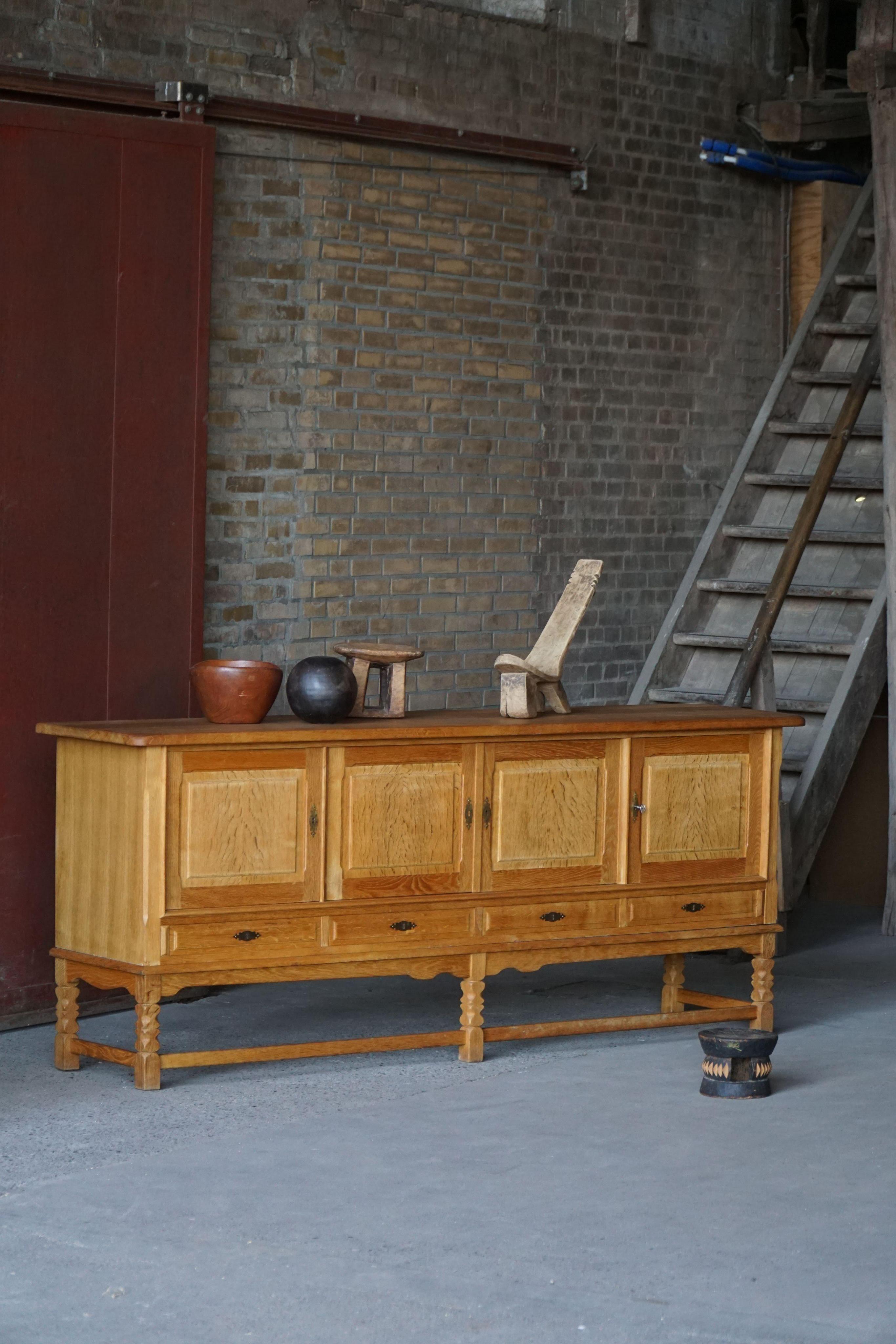 Charmantes, modernes Sideboard aus Eichenholz in niedriger Höhe, mit elegant geschnitzter Front und großzügigem Stauraum. Dieses in den 1960er Jahren im Stil von Henning Kjærnulf gefertigte Stück verkörpert die für den brutalistischen Stil typischen