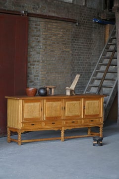 Buffet bas brutaliste danois du milieu du siècle en Oak, Henning Kjærnulf, années 1960