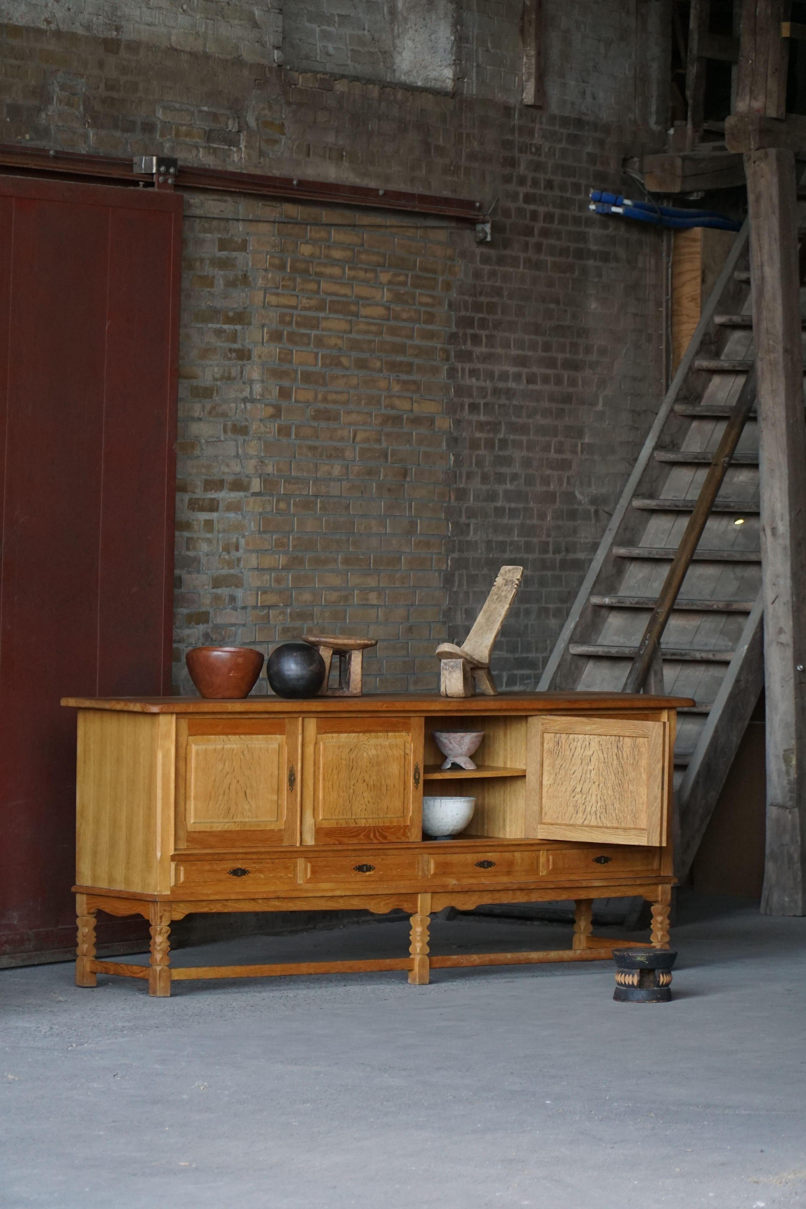 Dänisches Mid Century Low Brutalist Sideboard in Eiche, Henning Kjærnulf, 1960er Jahre (Skandinavische Moderne) im Angebot
