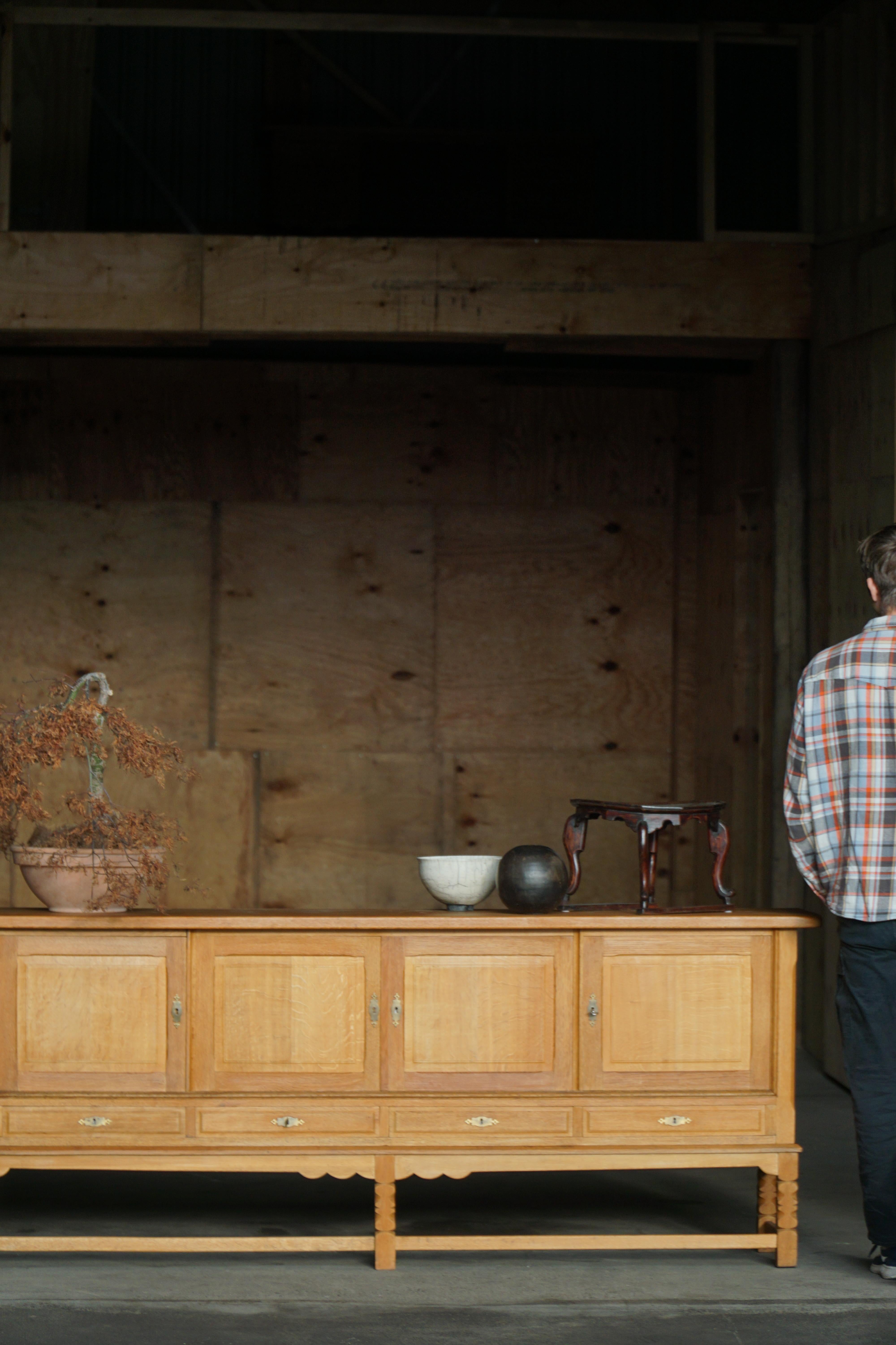 Danish Mid Century Low Brutalist Sideboard in Oak, Henning Kjærnulf, 1960s (Skandinavische Moderne) im Angebot