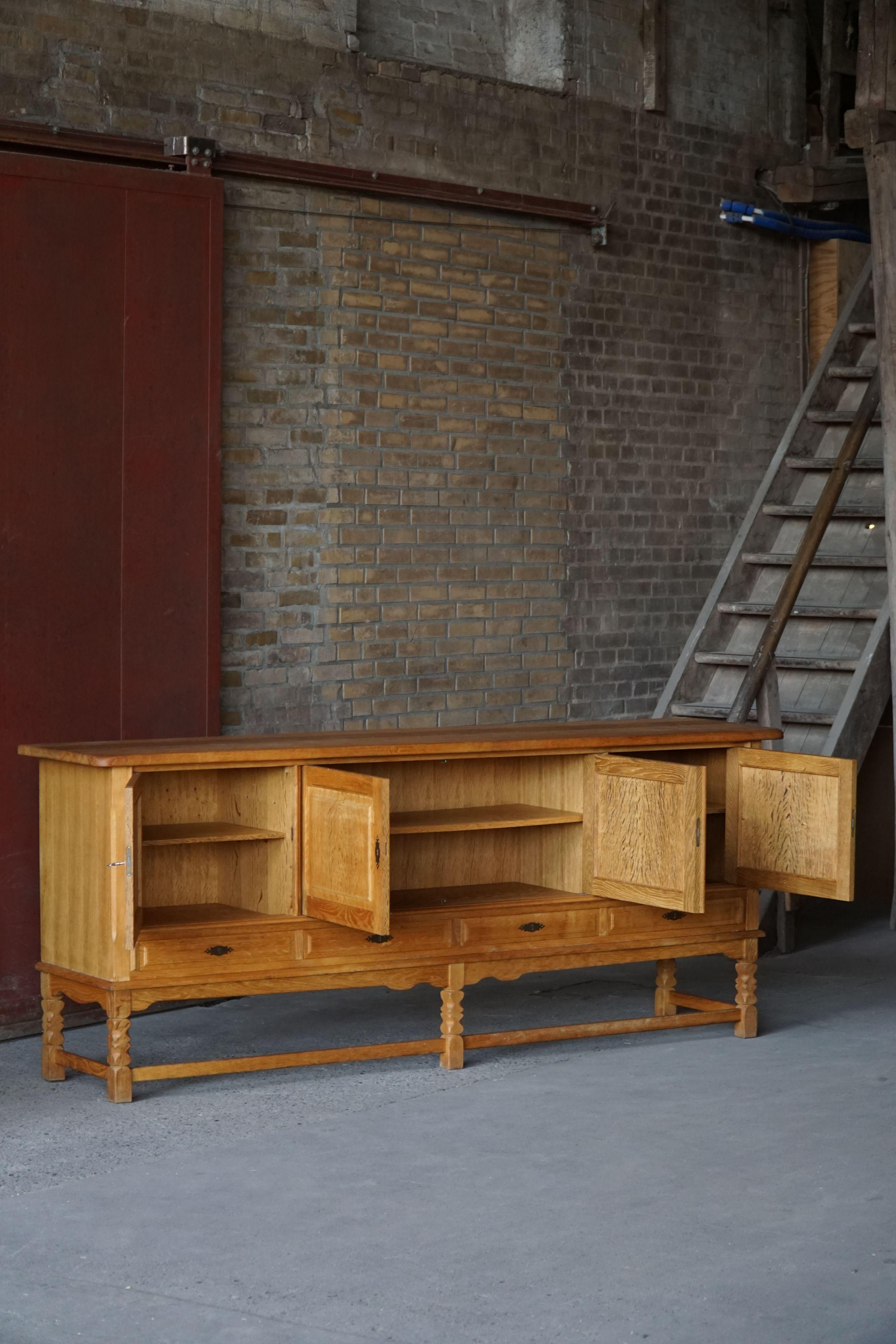 Dänisches Mid Century Low Brutalist Sideboard in Eiche, Henning Kjærnulf, 1960er Jahre im Zustand „Gut“ im Angebot in Odense, DK