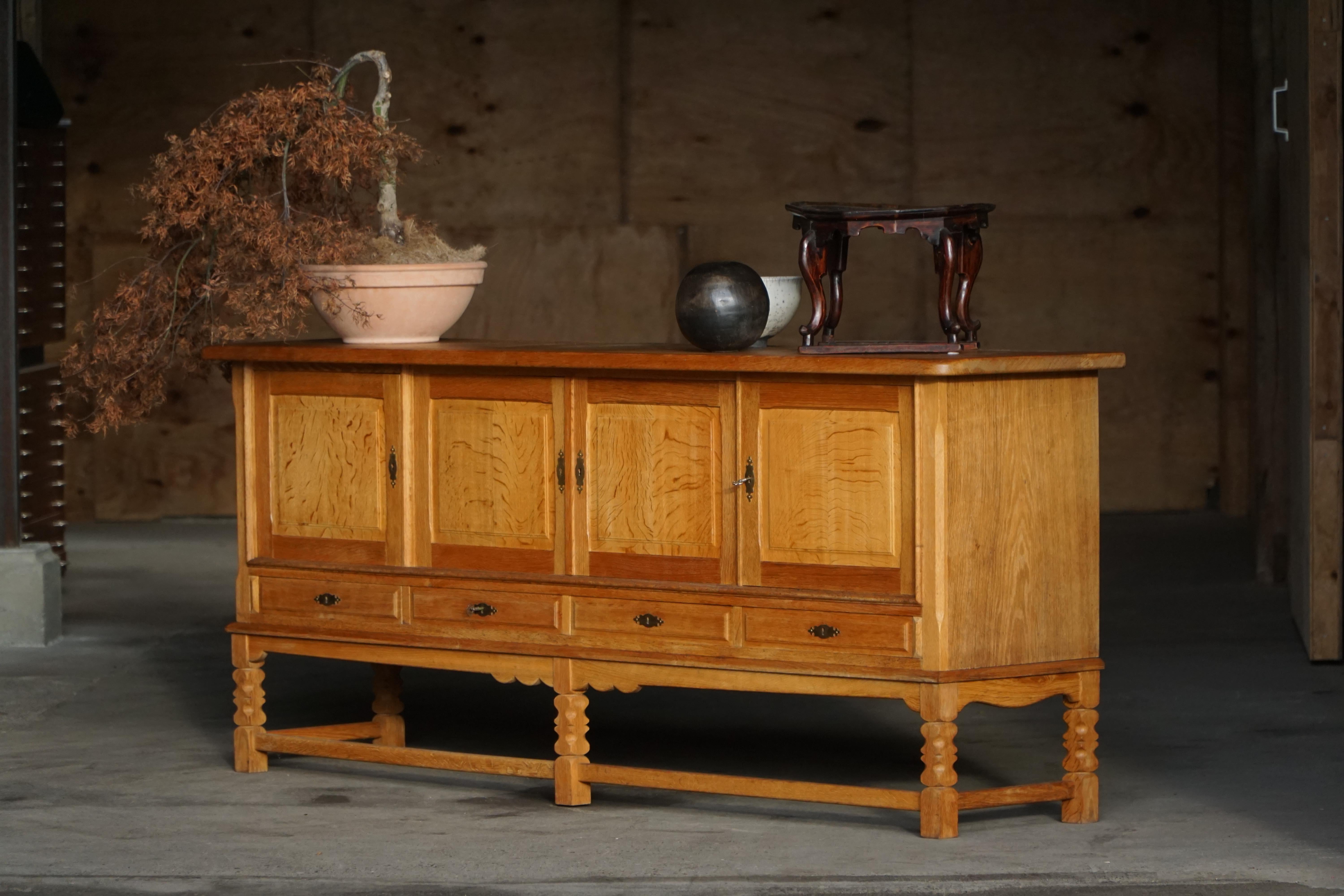 Danish Mid Century Low Brutalist Sideboard in Oak, Henning Kjærnulf, 1960s (Dänisch) im Angebot