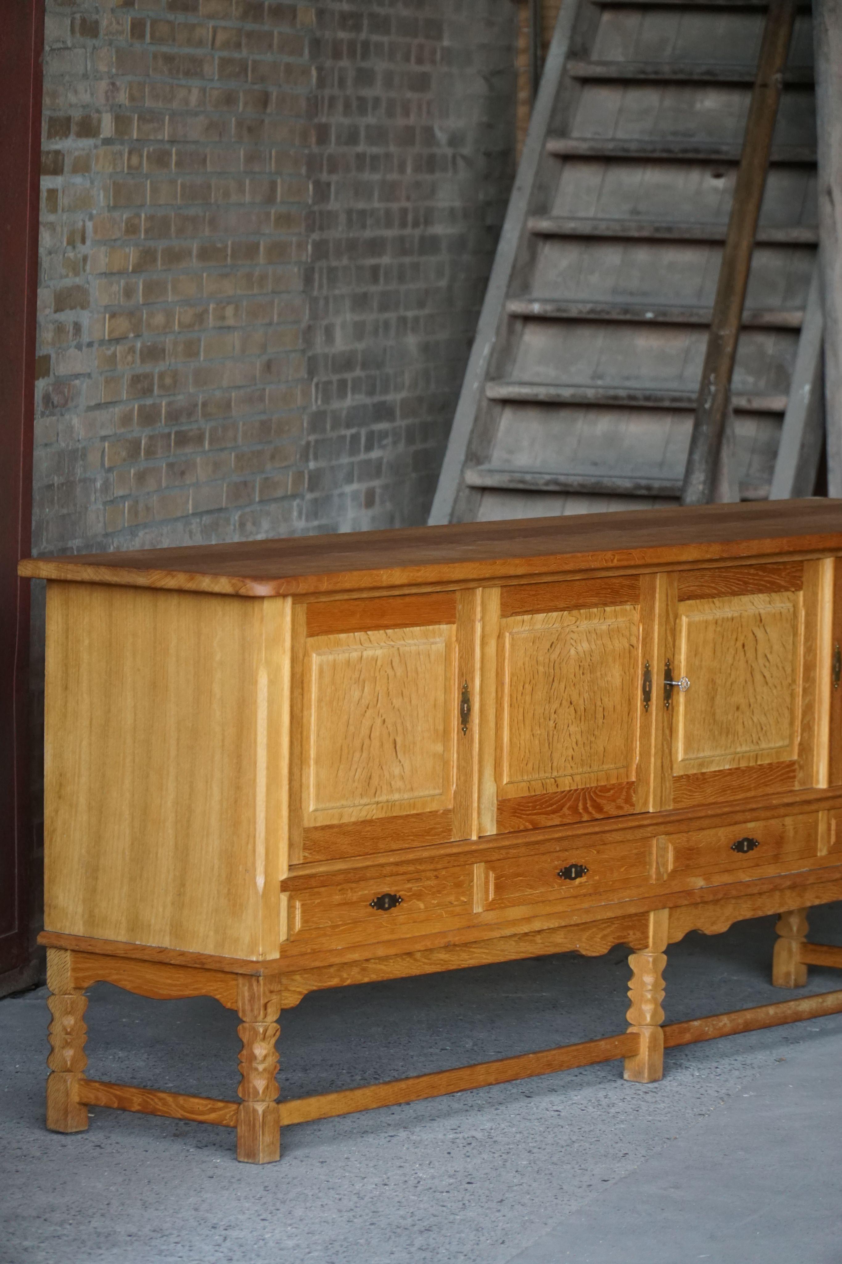 Dänisches Mid Century Low Brutalist Sideboard in Eiche, Henning Kjærnulf, 1960er Jahre (20. Jahrhundert) im Angebot