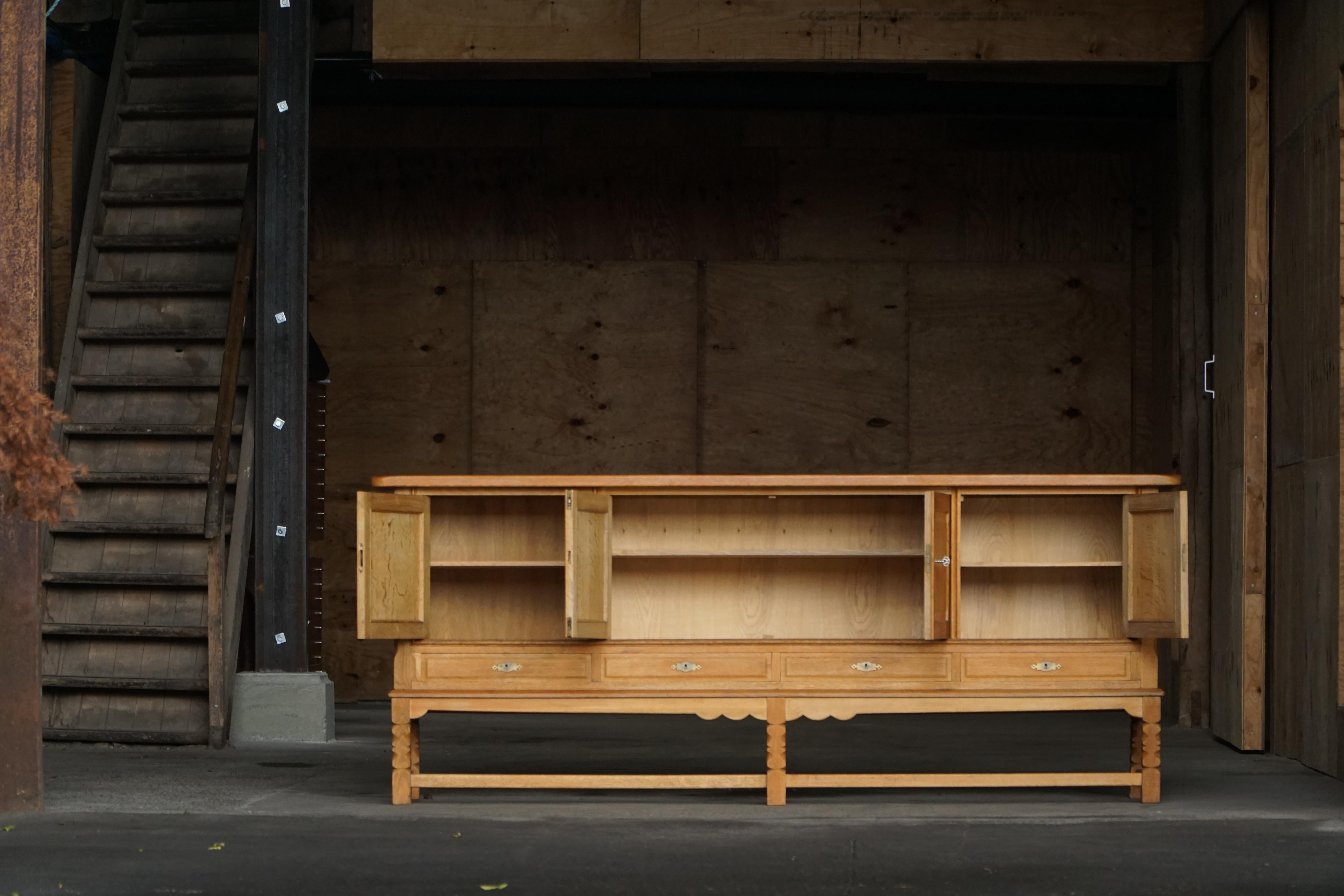 Danish Mid Century Low Brutalist Sideboard in Oak, Henning Kjærnulf, 1960s im Zustand „Gut“ im Angebot in Odense, DK