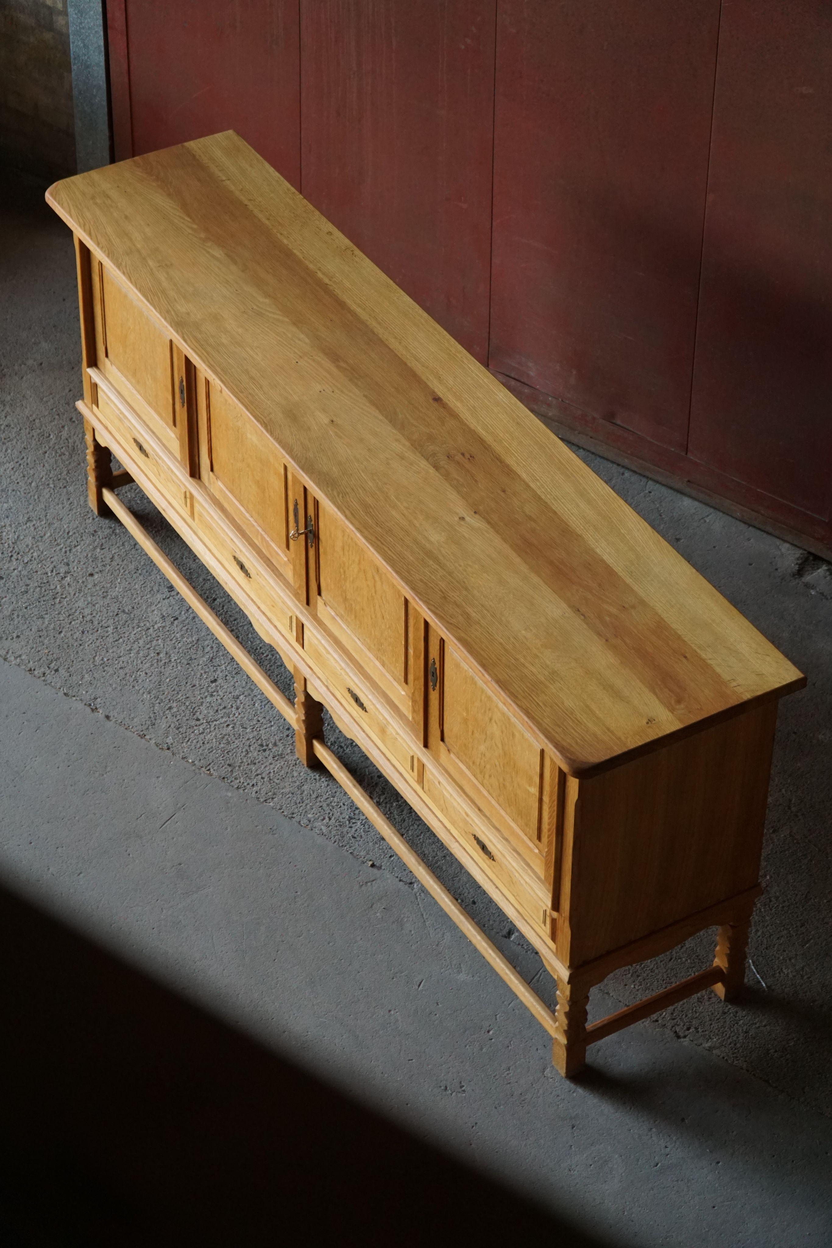 Dänisches Mid Century Low Brutalist Sideboard in Eiche, Henning Kjærnulf, 1960er Jahre (Eichenholz) im Angebot