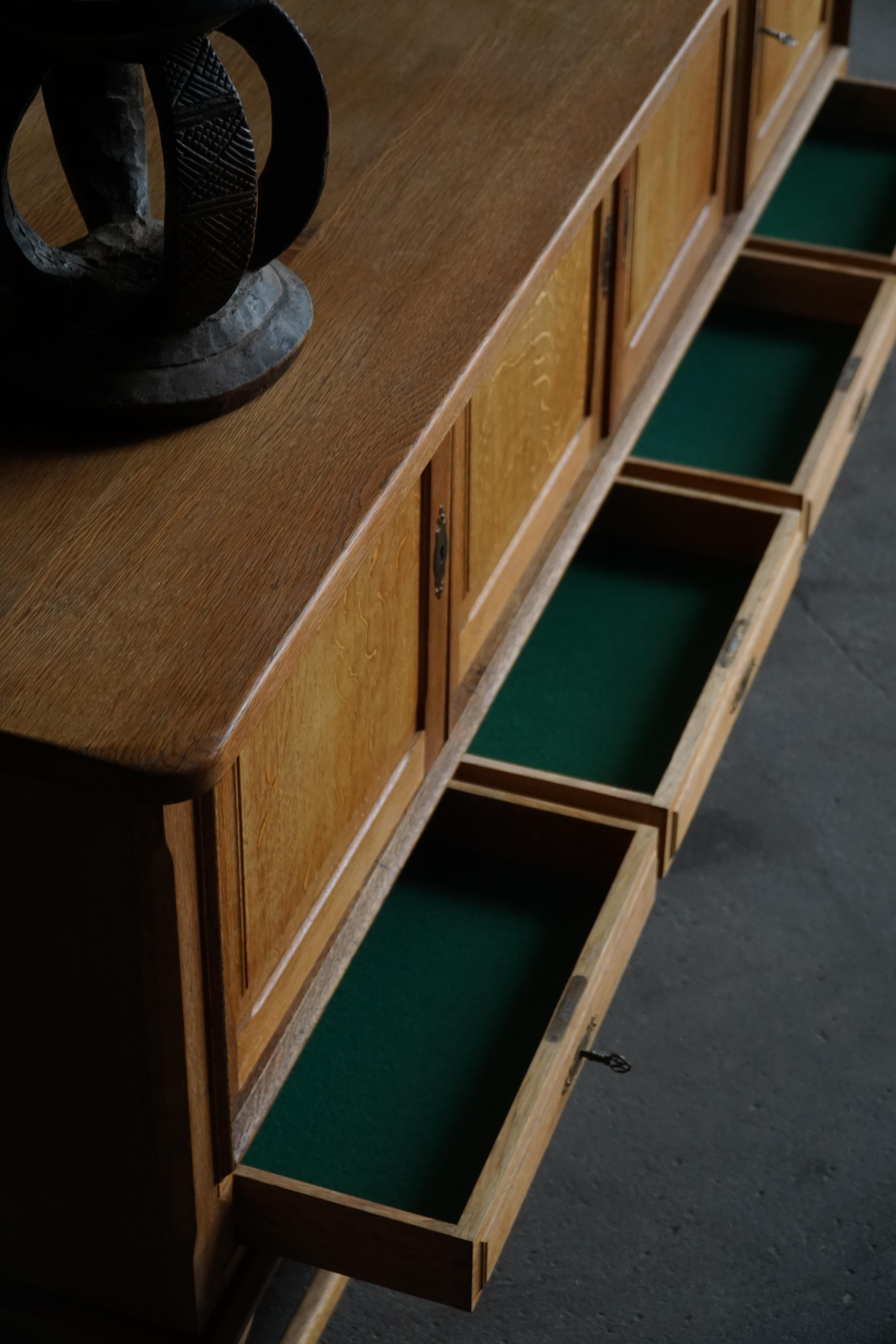 Danish Mid Century Low Brutalist Sideboard in Oak, Henning Kjærnulf, 1960s (20. Jahrhundert) im Angebot