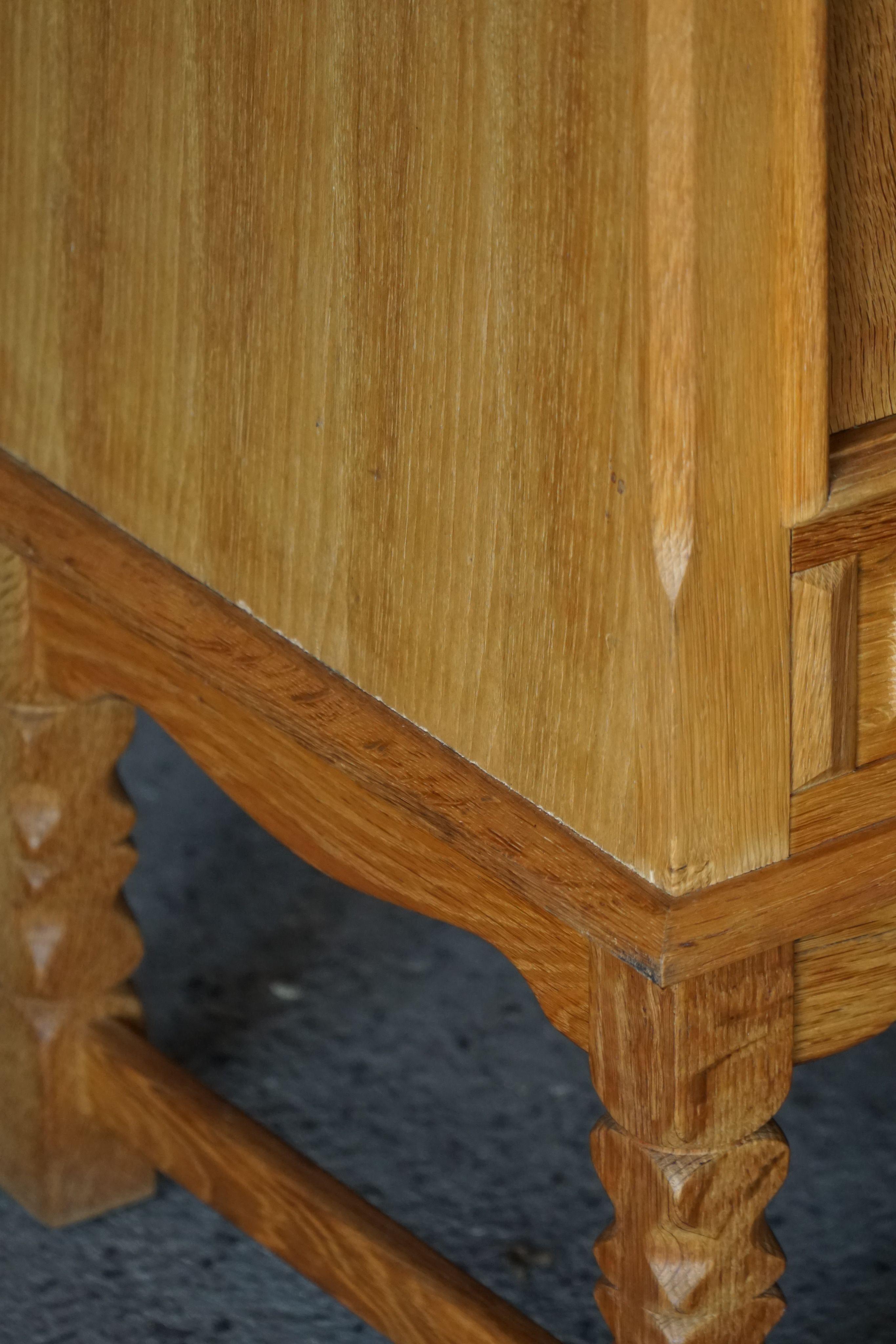 Dänisches Mid Century Low Brutalist Sideboard in Eiche, Henning Kjærnulf, 1960er Jahre im Angebot 2