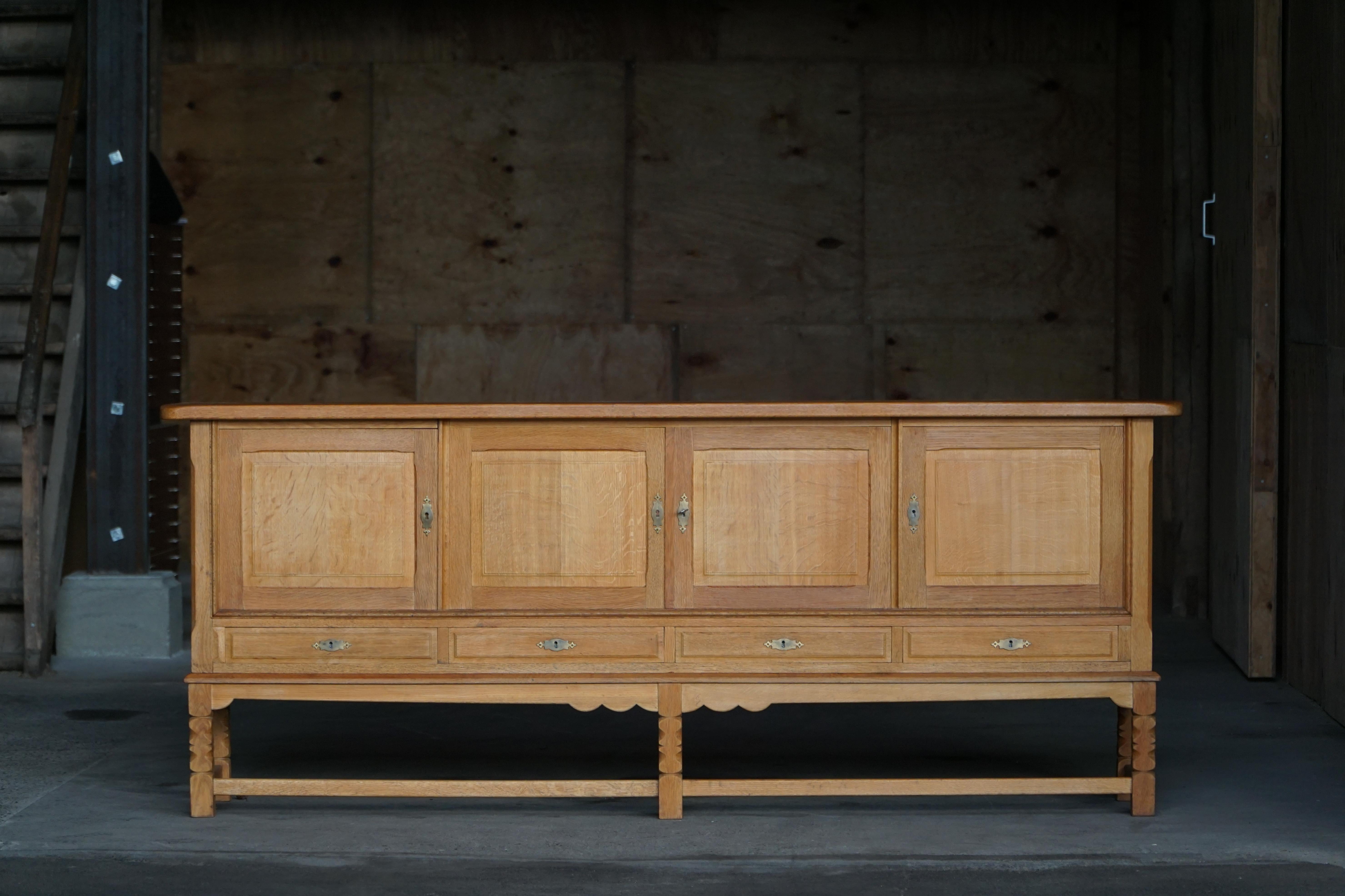 Danish Mid Century Low Brutalist Sideboard in Oak, Henning Kjærnulf, 1960s im Angebot 1