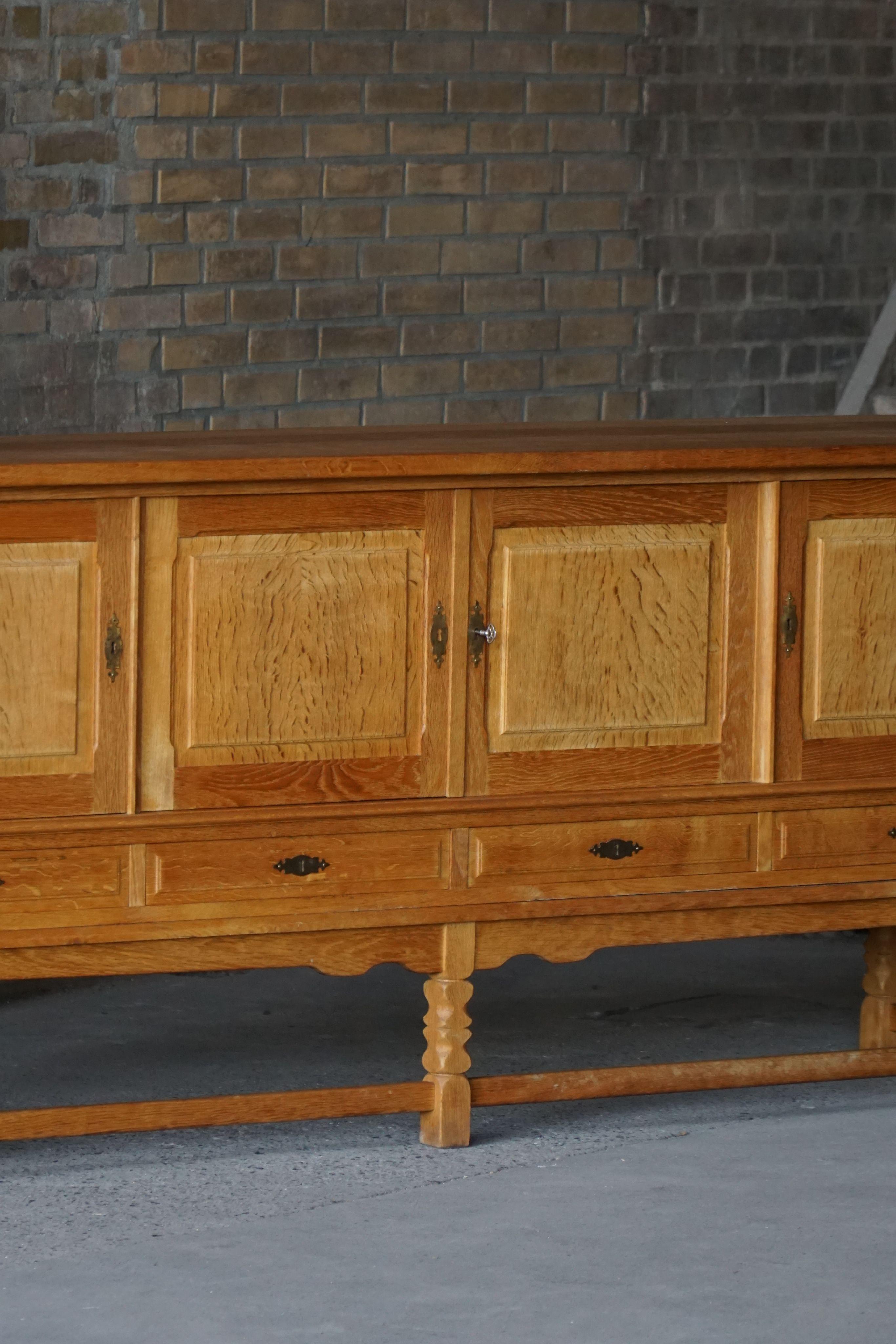 Dänisches Mid Century Low Brutalist Sideboard in Eiche, Henning Kjærnulf, 1960er Jahre im Angebot 3