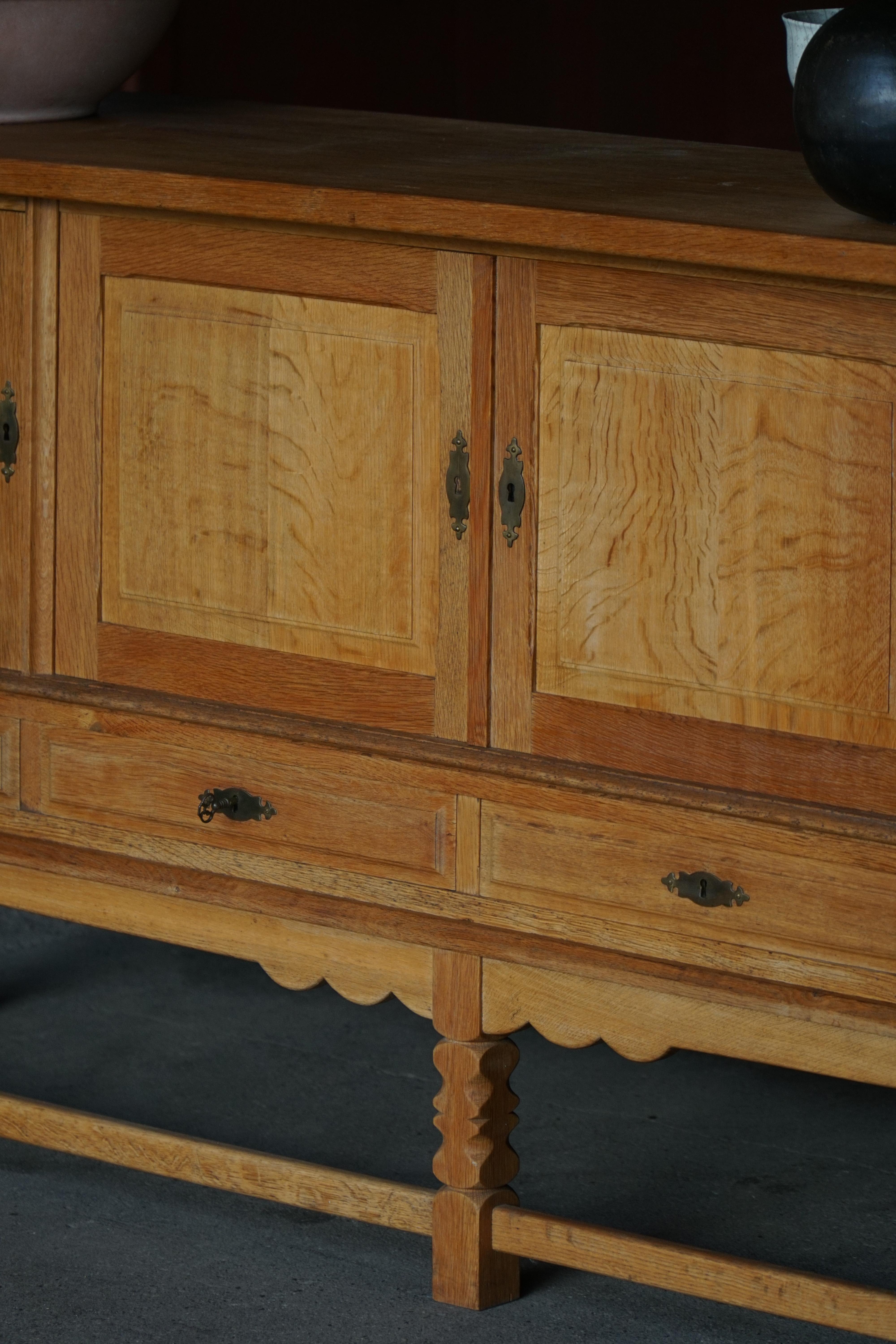 Danish Mid Century Low Brutalist Sideboard in Oak, Henning Kjærnulf, 1960s im Angebot 2
