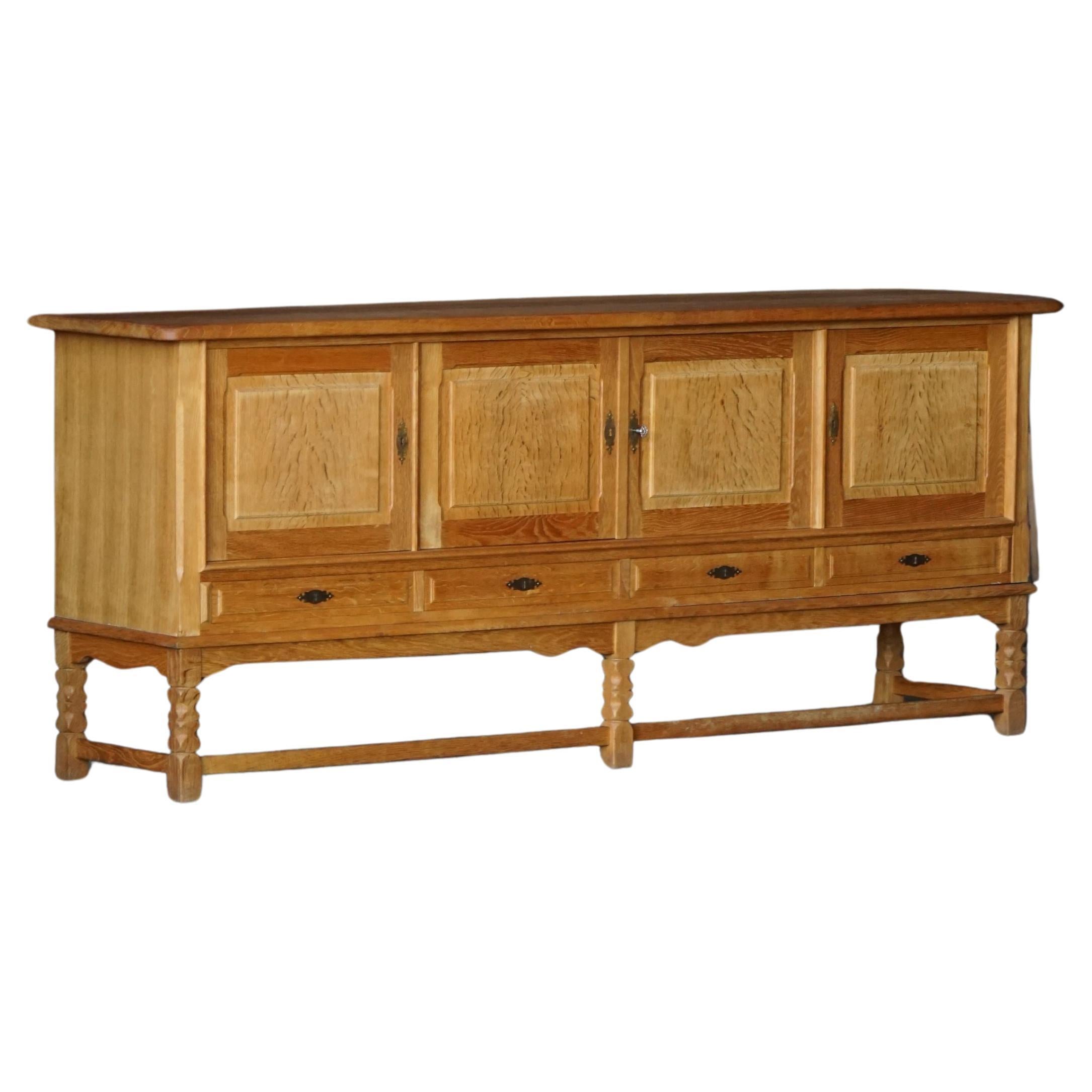 Dänisches Mid Century Low Brutalist Sideboard in Eiche, Henning Kjærnulf, 1960er Jahre im Angebot