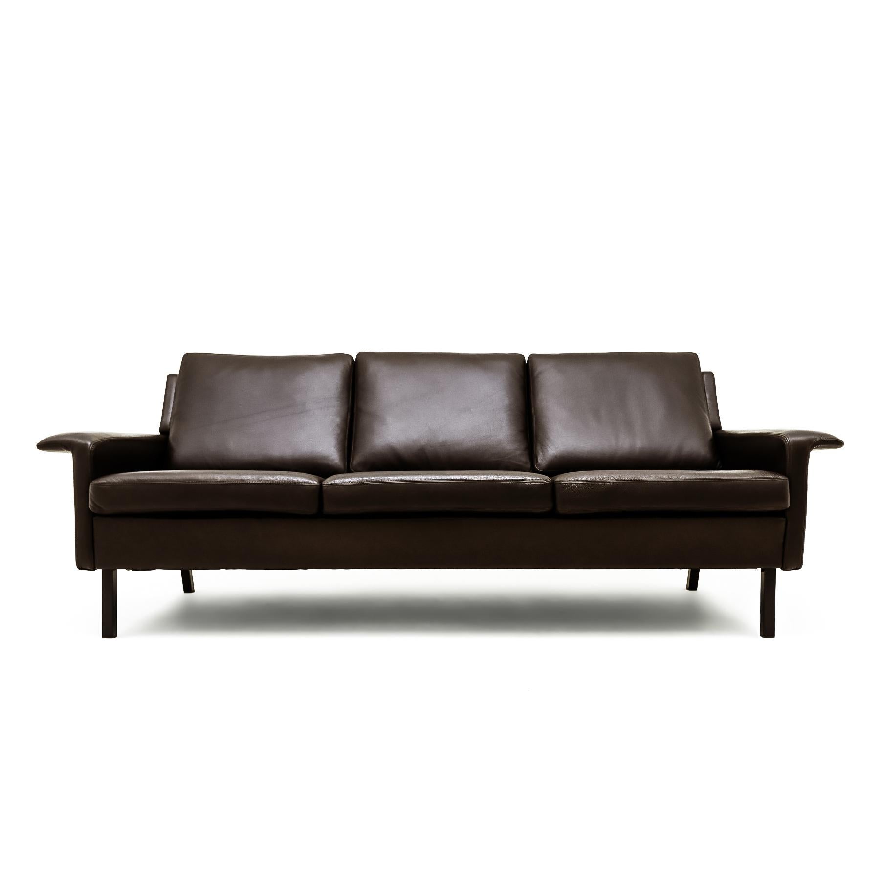 Divano vintage danese di metà secolo 1960 modello 3330 di Arne Vodder per Fritz Hansen in pelle color cioccolato scuro, rivestito di recente.   

Arne Vodder è stato uno dei grandi del design danese del Mid Century Modern ed era famoso come designer