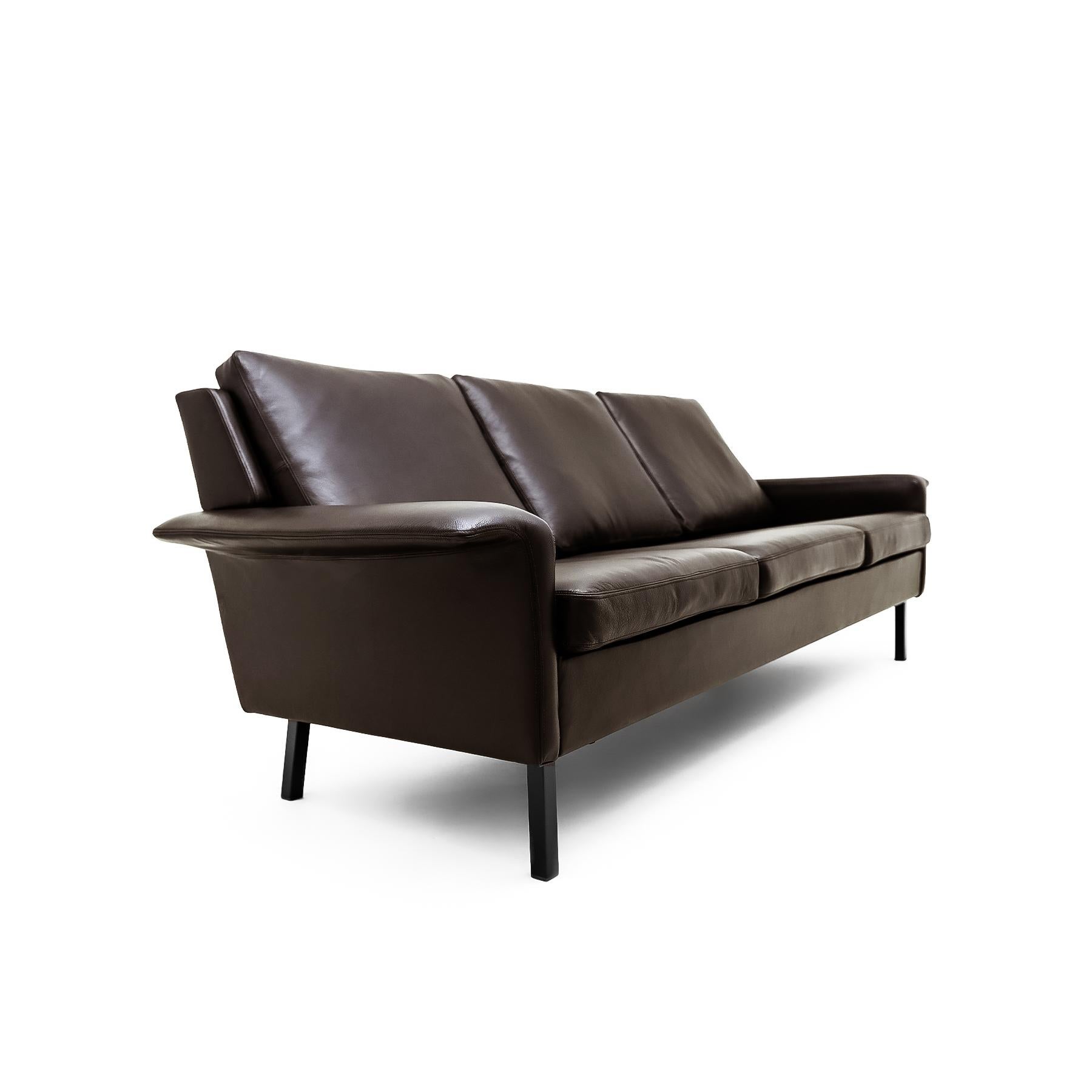 Mid-Century moderno Divano in pelle a 3 posti di Arne Vodder per Fritz Hansen, modello 3330, metà secolo, danese. in vendita
