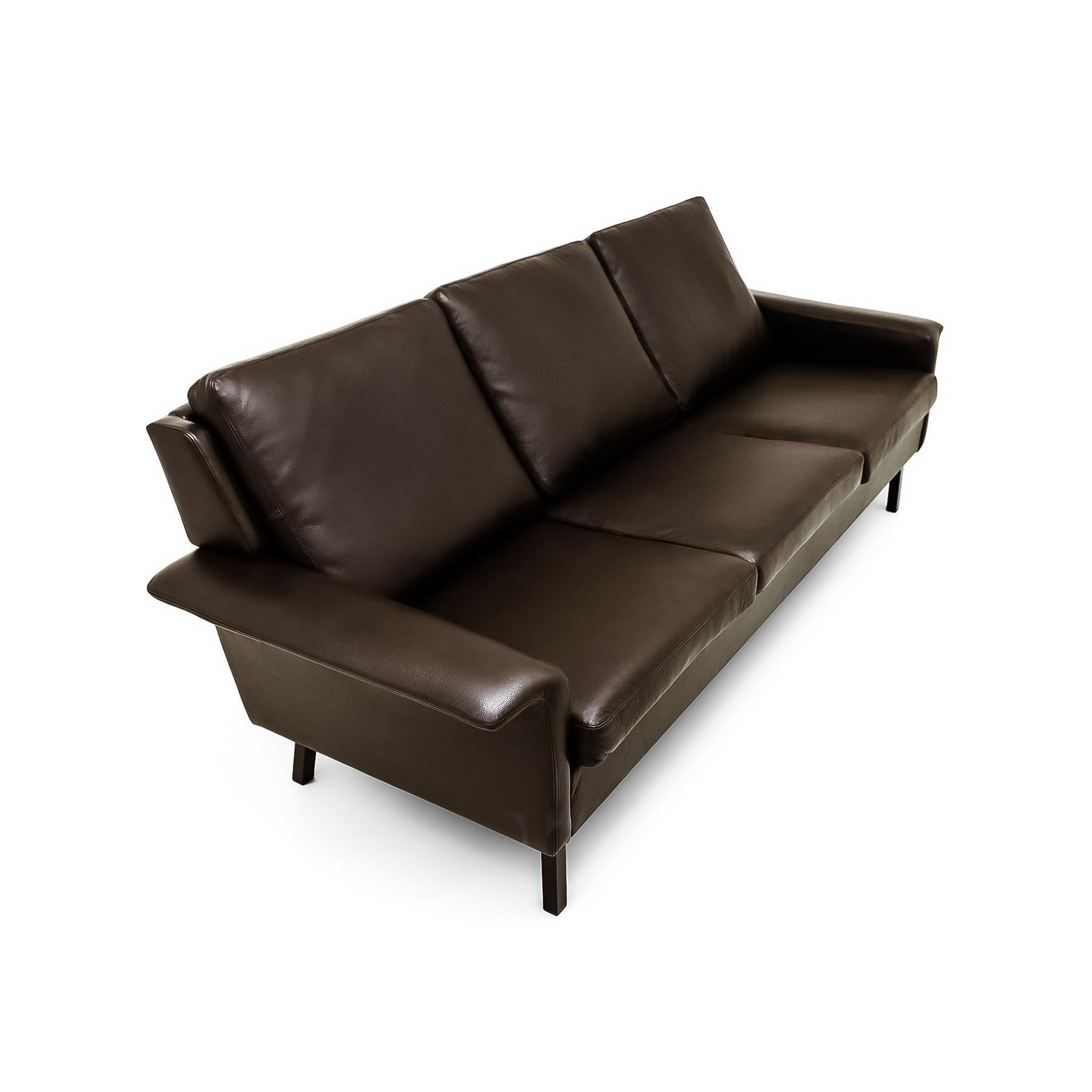 Danese Divano in pelle a 3 posti di Arne Vodder per Fritz Hansen, modello 3330, metà secolo, danese. in vendita