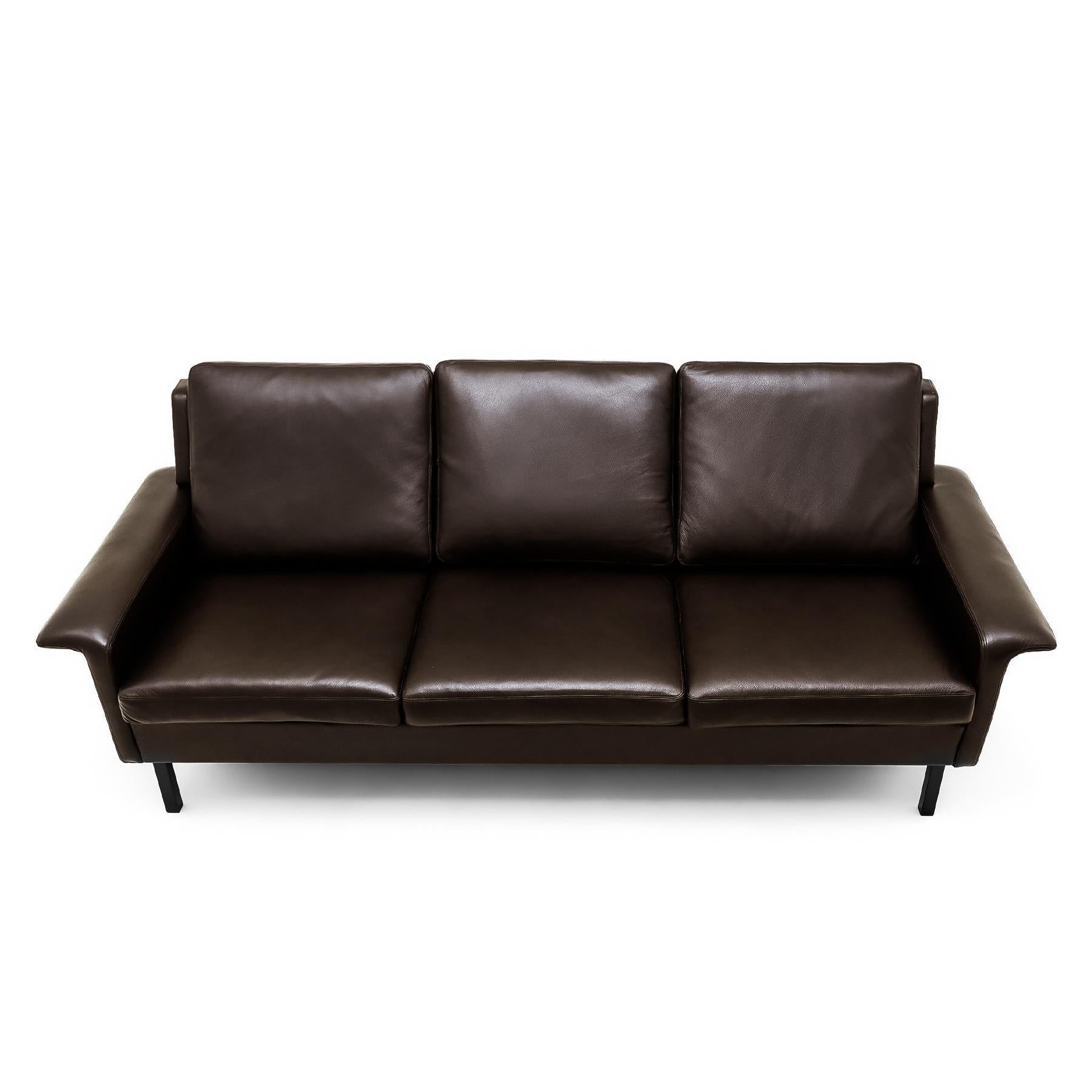 Divano in pelle a 3 posti di Arne Vodder per Fritz Hansen, modello 3330, metà secolo, danese. In condizioni buone in vendita a Highclere, Newbury