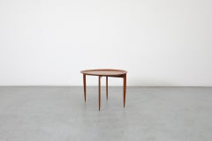 Dänischer Mid-Century-Tabletttisch „Modell 4508“ aus Teakholz mit klappbarem Tablett von Fritz Hansen, 1950er Jahre