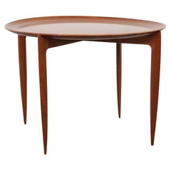 Dänischer Mid-Century-Tabletttisch „Modell 4508“ aus Teakholz mit klappbarem Tablett von Fritz Hansen, 1950er Jahre