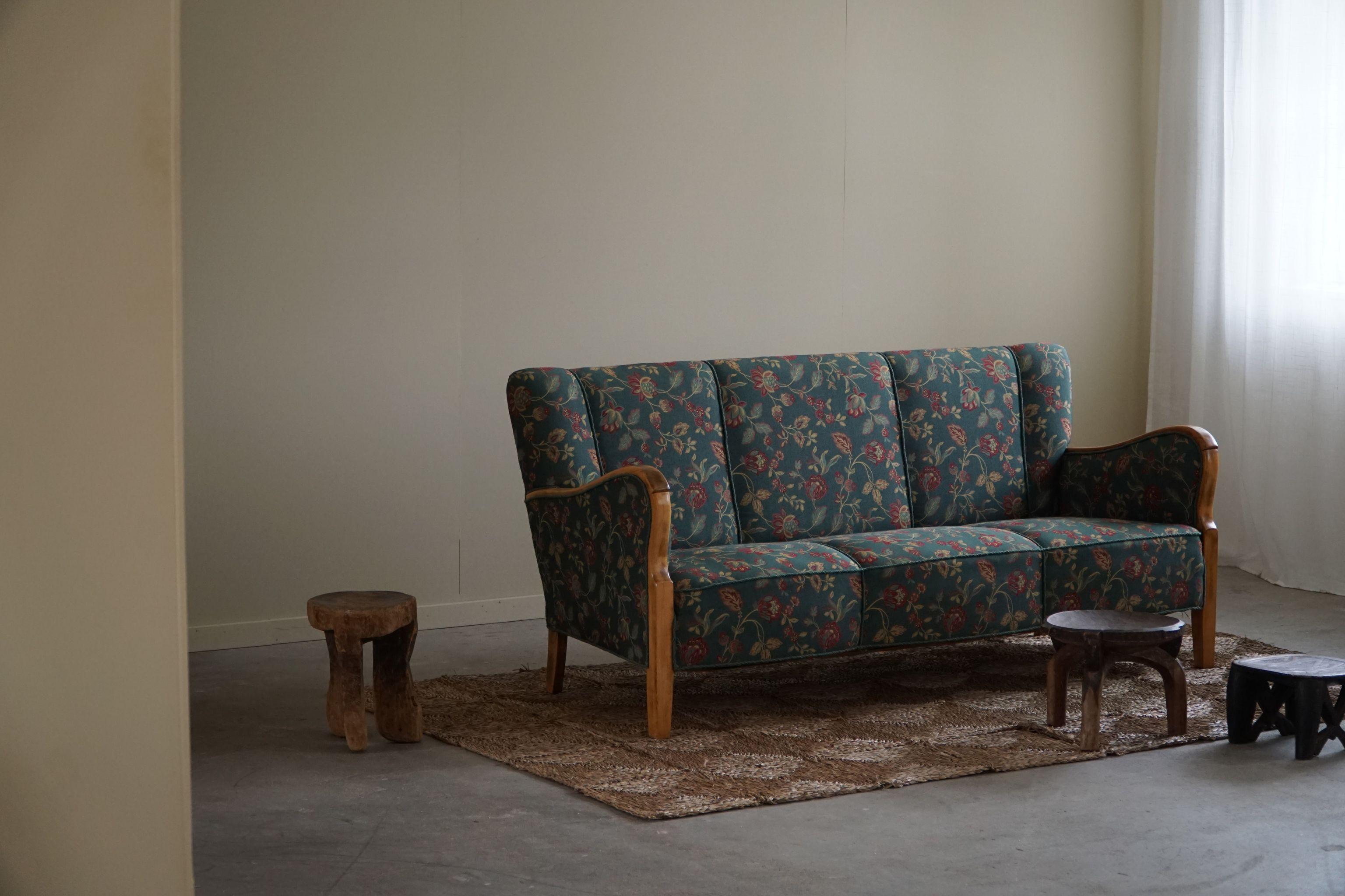 Un canapé trois places danois moderne et intemporel en hêtre et en tissu fleuri coloré original. Fabriqué par un ébéniste danois dans les années 1960.

Ce canapé exquis incarne l'essence du design danois, combinant des lignes épurées, des formes