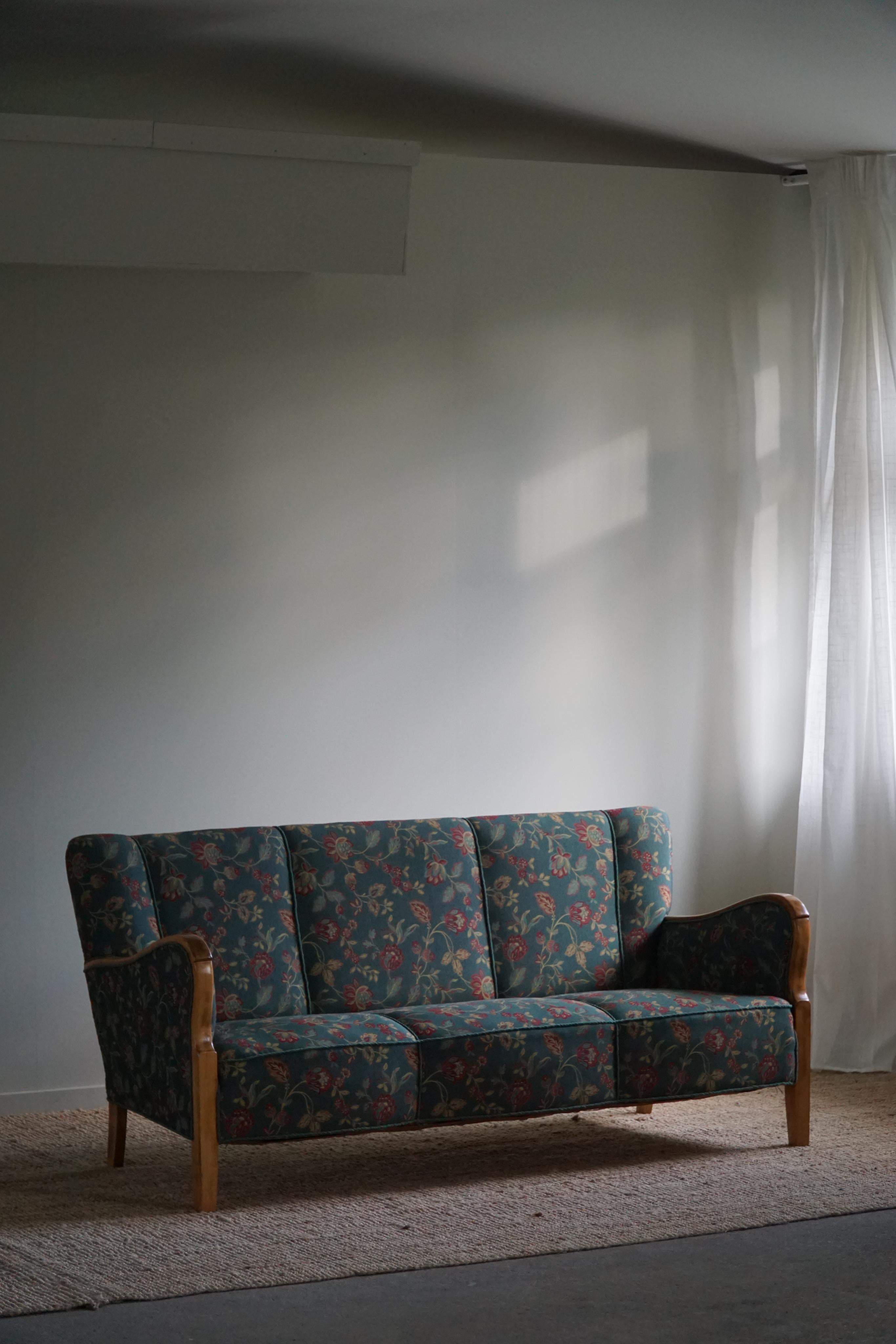 Dänisches Mid-Century-Modern-Sofa mit 3 Sitzen aus Buche und Original-Stoff, 1960er Jahre im Zustand „Gut“ im Angebot in Odense, DK