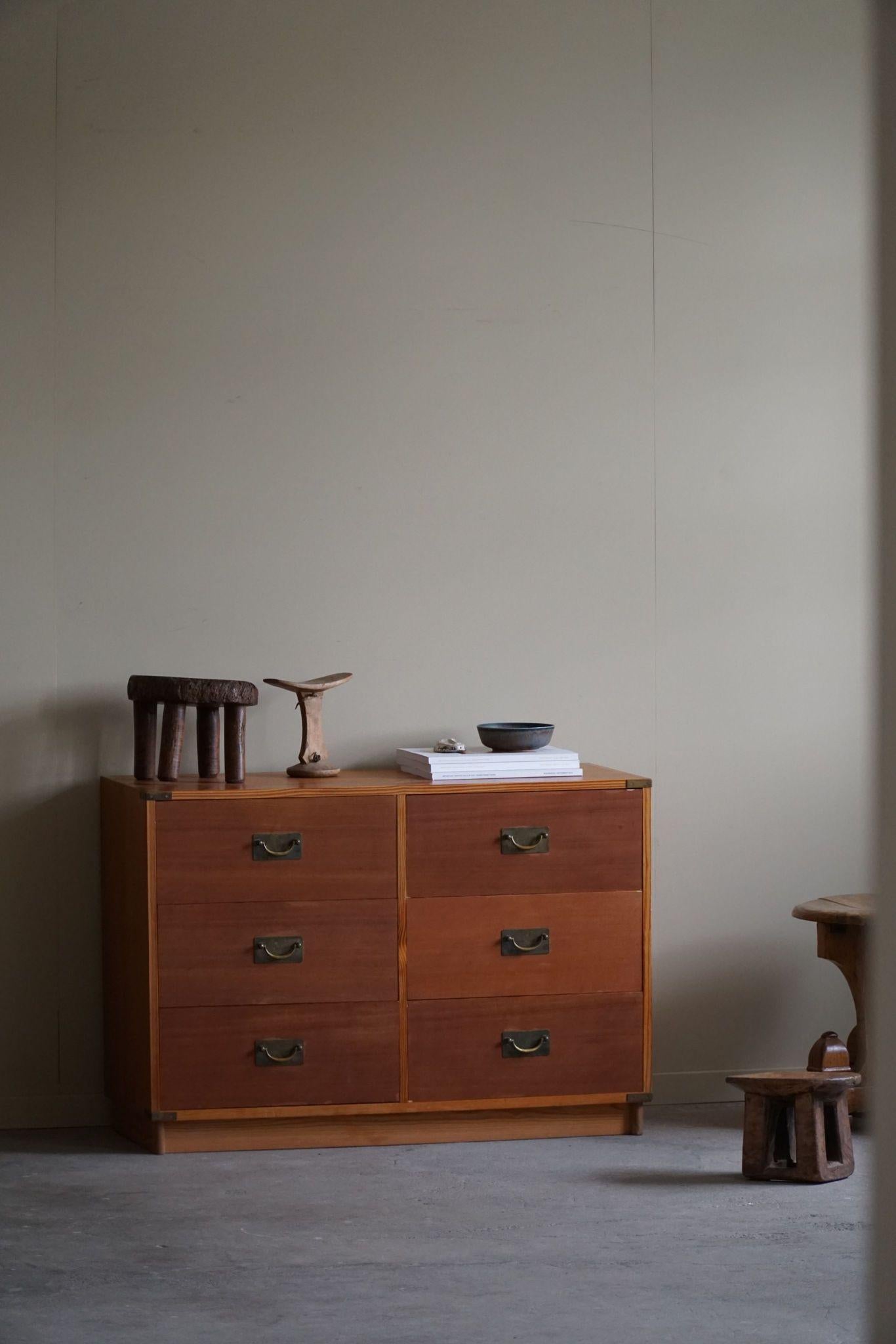 Si tratta di una cassettiera classica di ottima fattura, realizzata negli anni '50 da un abile ebanista danese, che incarna l'essenza del design del Mid-Century Modern. La cassapanca è realizzata in pino dell'Oregon, noto per le sue tonalità calde e