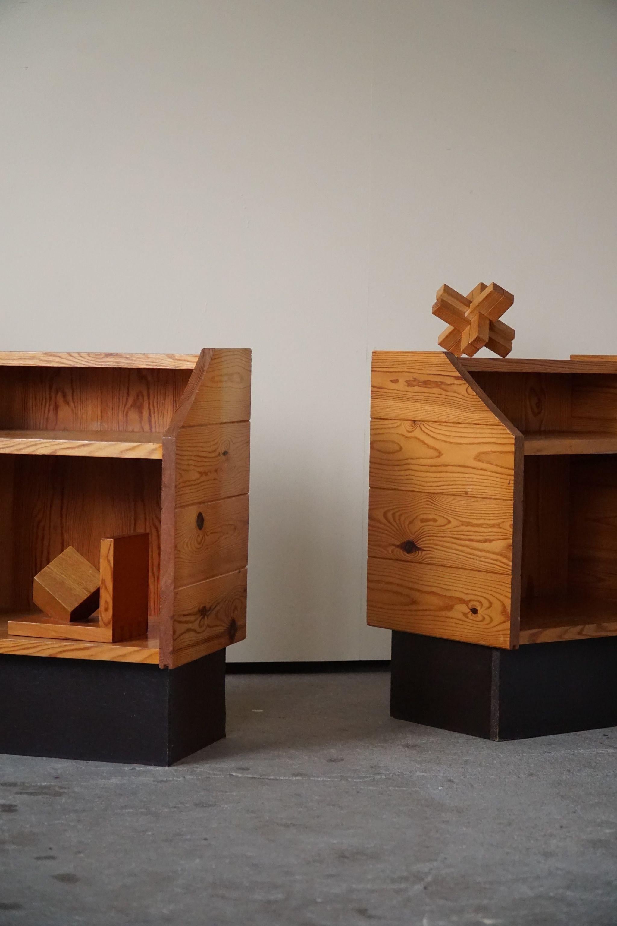 Danish Mid-Century Modern, a Pair of Brutalist Night Stands in Solid Pine, 1970s In Good Condition In Odense, DK