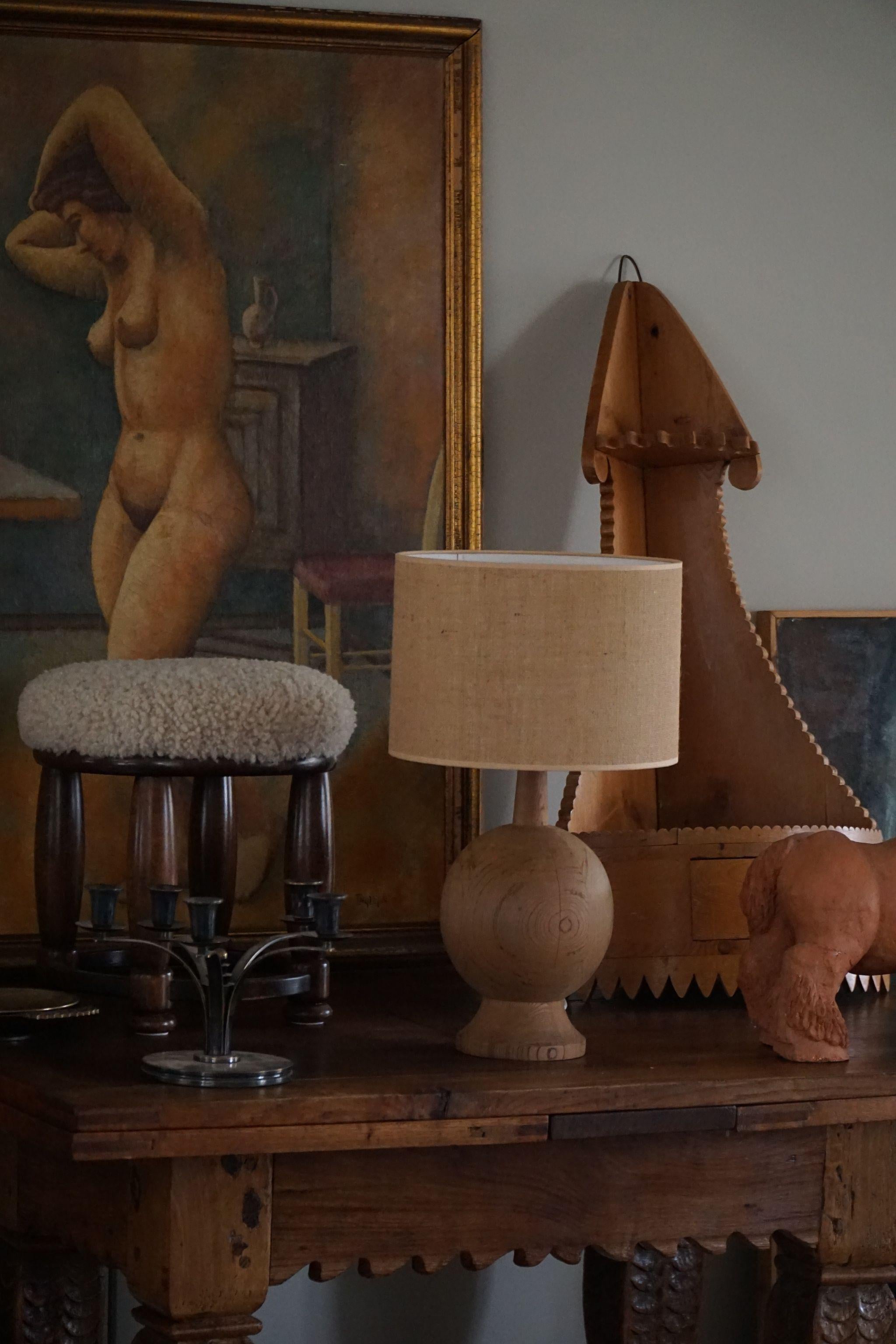 An mid century wooden pine table lamp. Made in Denmark. Beautiful wood grains that complementary the overall impression of this Art Deco style table lamp.

Good vintage condition. 

NB: Sold without the lampshade.

A great brutalist object with a
