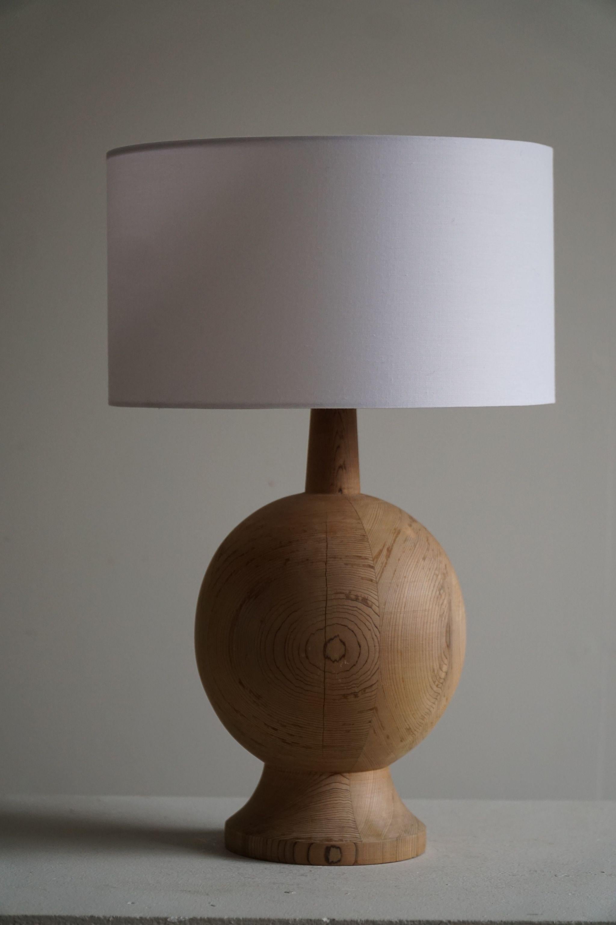 Pin Lampe de table ronde danoise moderne du milieu du siècle, en pin massif, années 1960 en vente