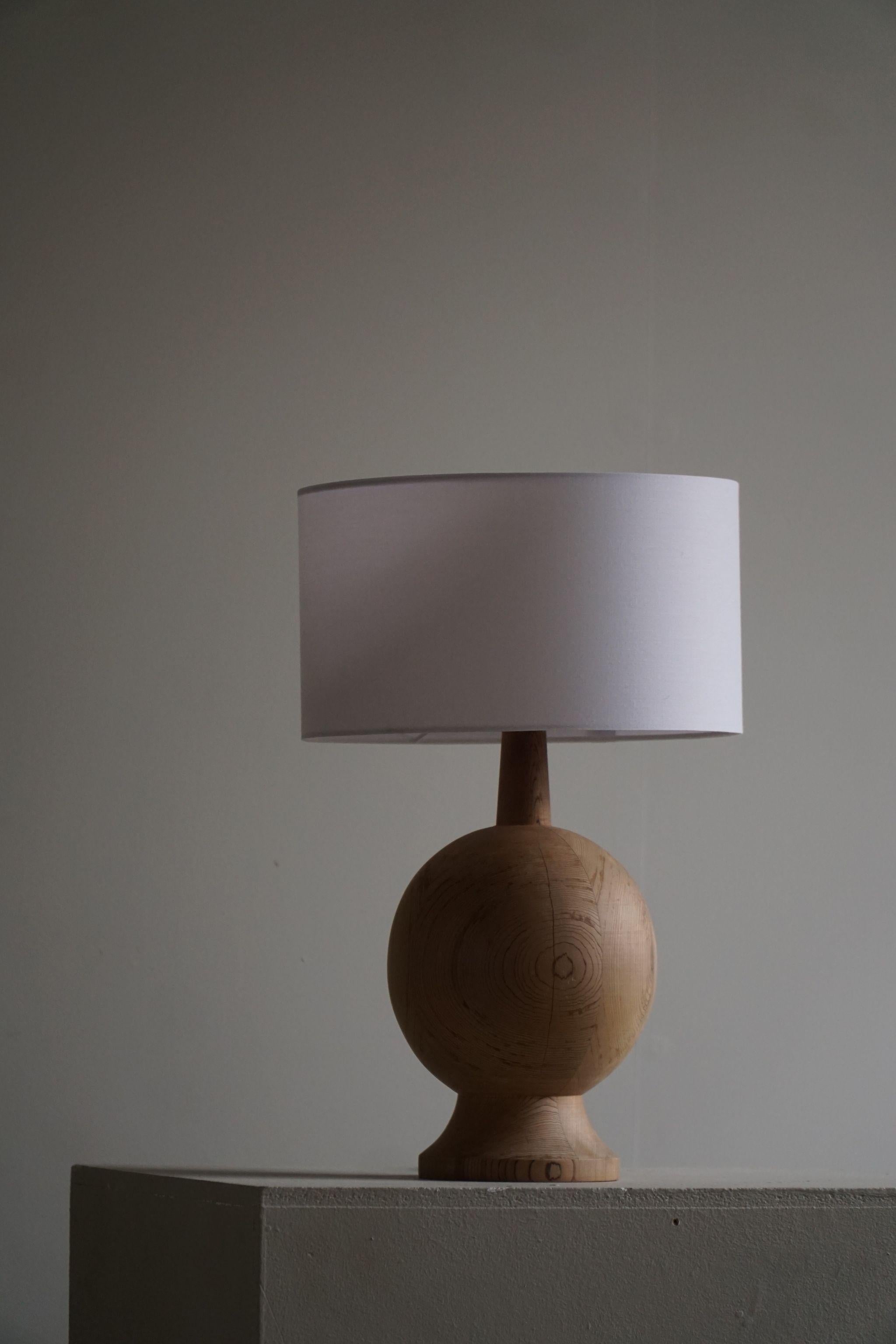 Lampe de table ronde danoise moderne du milieu du siècle, en pin massif, années 1960 en vente 2