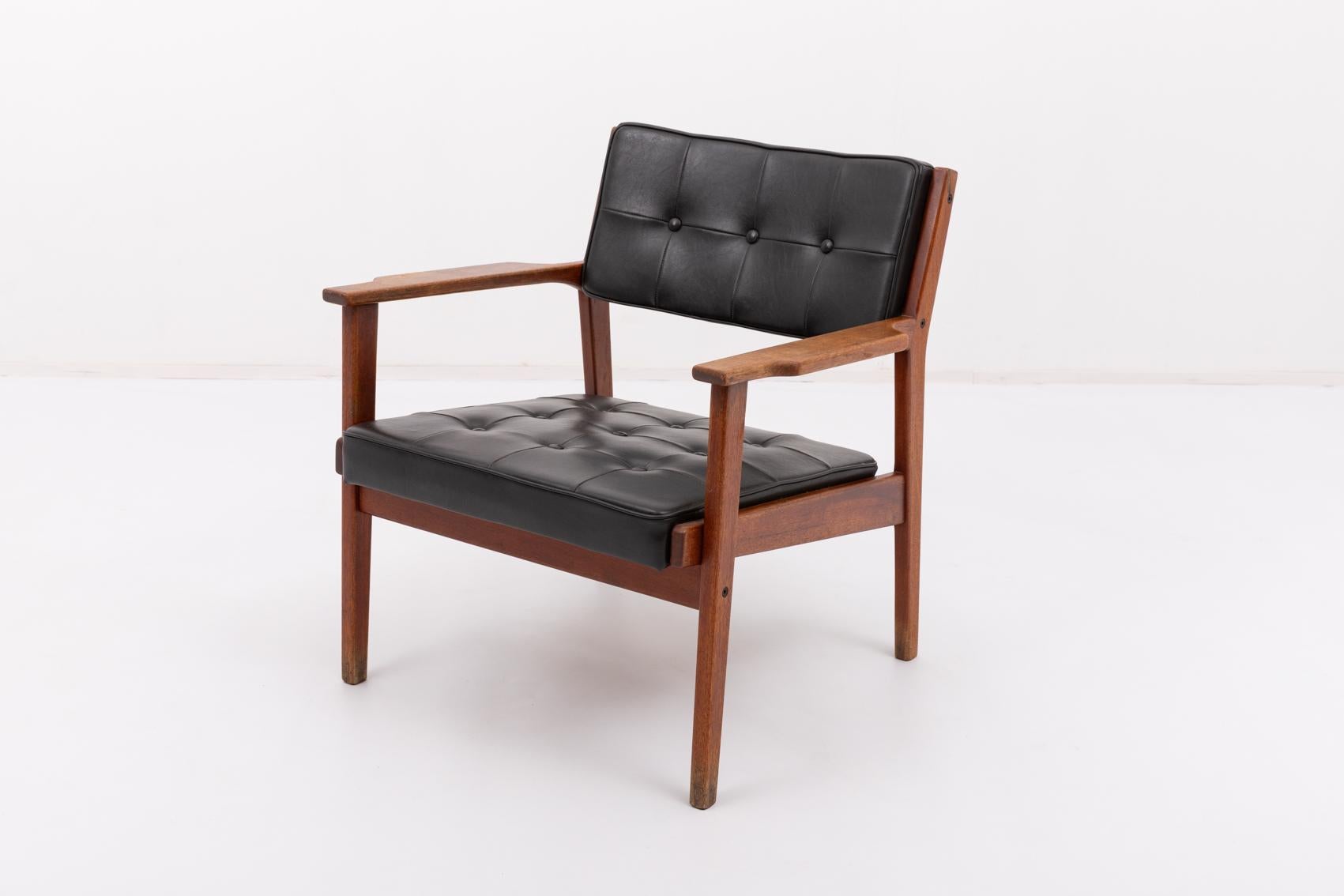 Modern Danish design armchair from 1960’s on crafted stained oak frame with the seat and backrest upholstered in black faux leather.

Condition
Good, age related usage marks and wear.

Dimensions
width: 69 cm
height: 73 cm
depth: 64 cm
seat height: