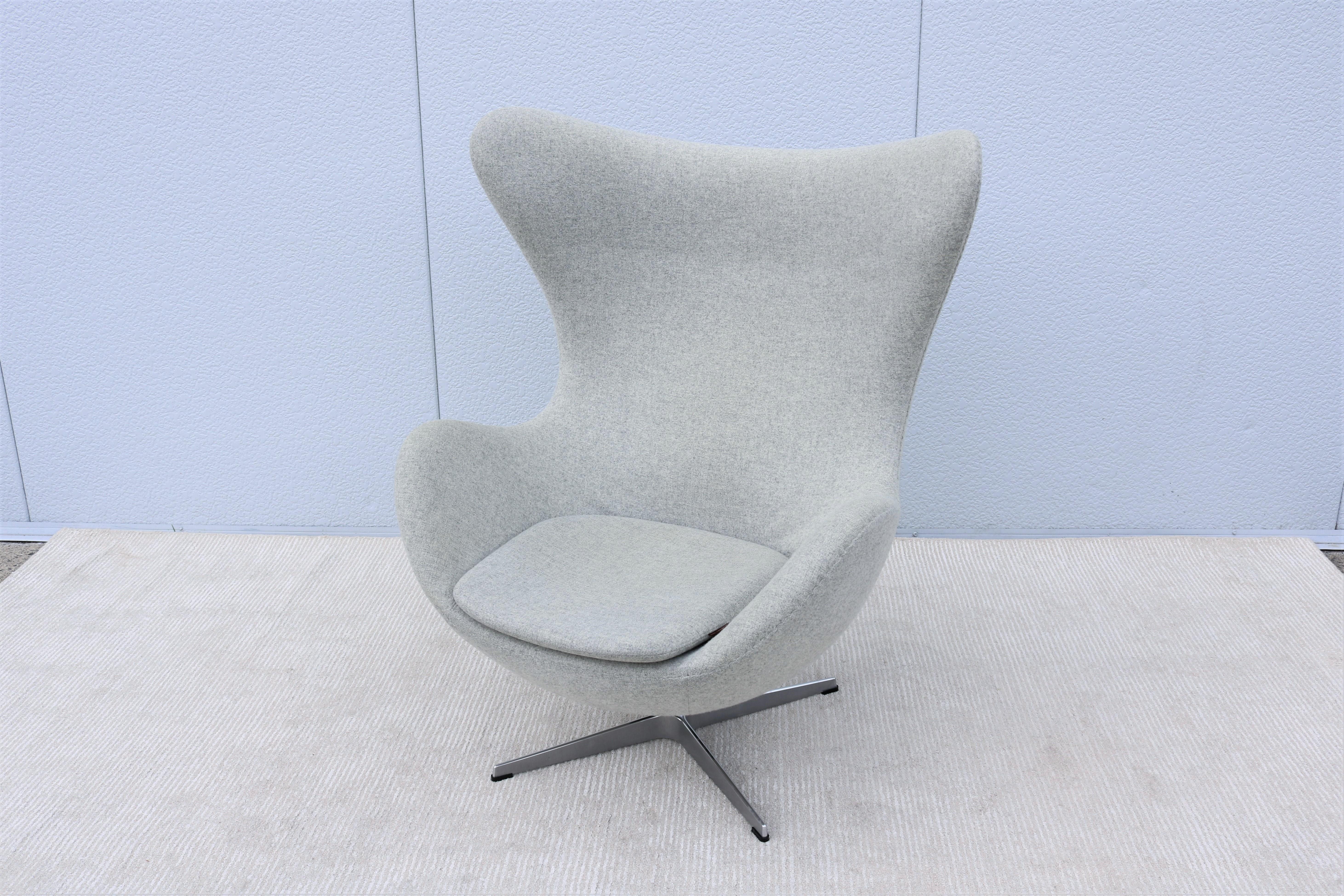 Der wunderschöne Egg-Stuhl von Arne Jacobsen ist ein unvergängliches dänisches Design-Meisterwerk, wie ein Bildhauer.
Jacobsen experimentierte in seiner Garage mit Draht und Gips, um die perfekte Form der Schale zu finden.
Jacobsen entwarf das Ei