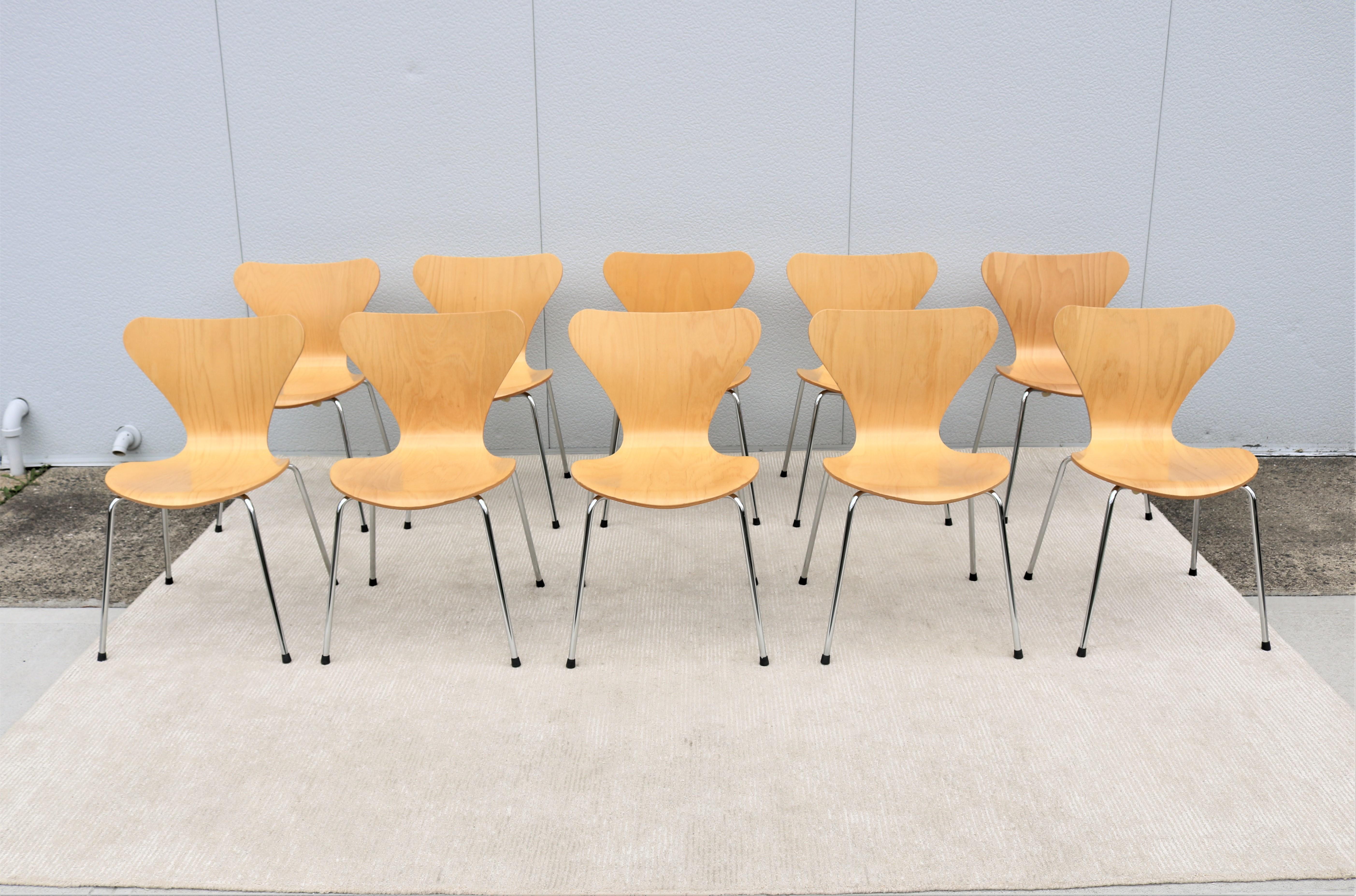This elegant and versatile series 7 chairs was introduced in 1955 by the designer Arne Jacobsen and instantly became an iconic design.
Very comfortable bentwood seat looks absolutely wonderful in any period or style environment and among