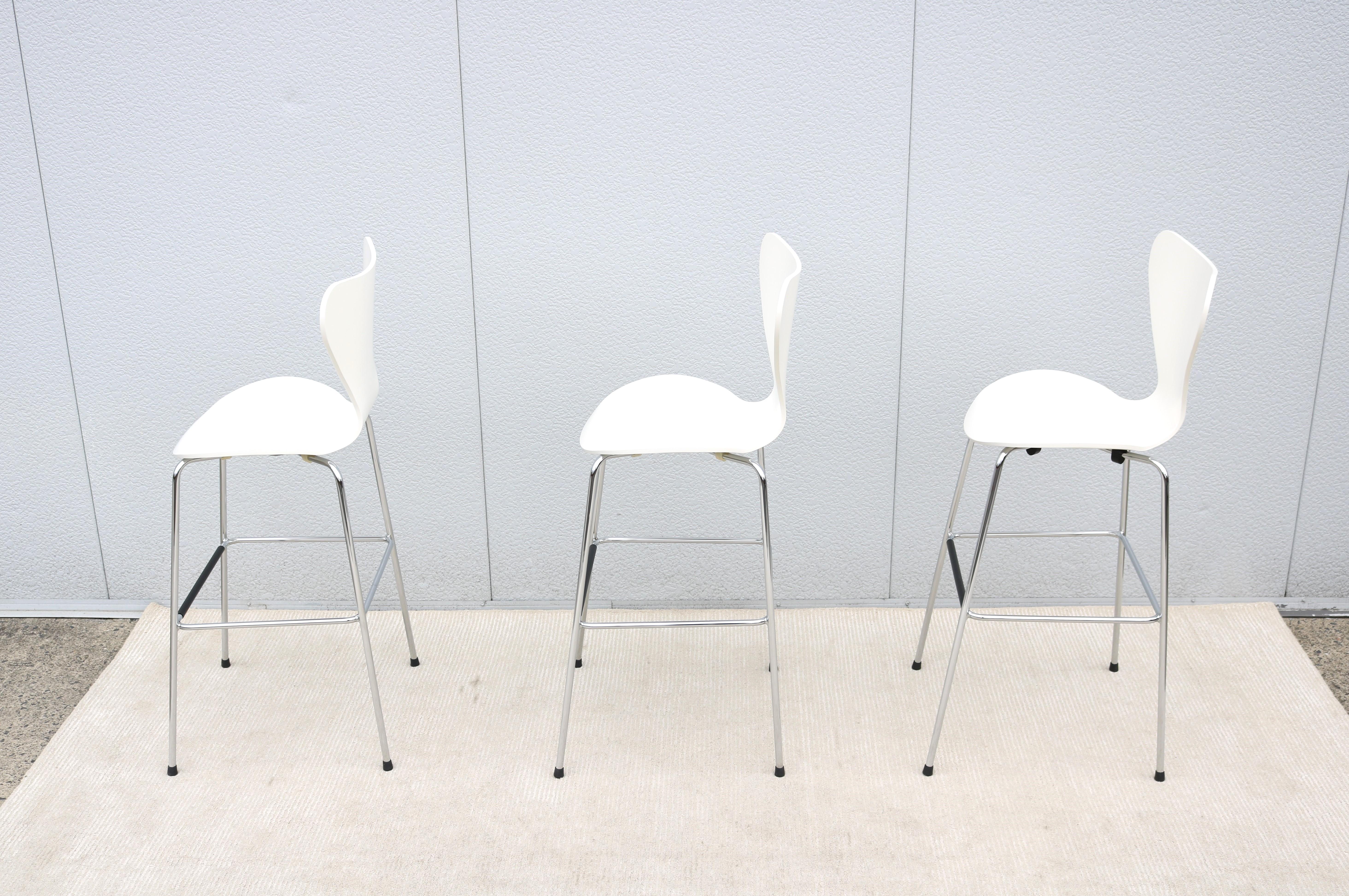 Danish Mid-Century Modern Arne Jacobsen Style Series 7 White Bar Stools Set of 3 For Sale 3