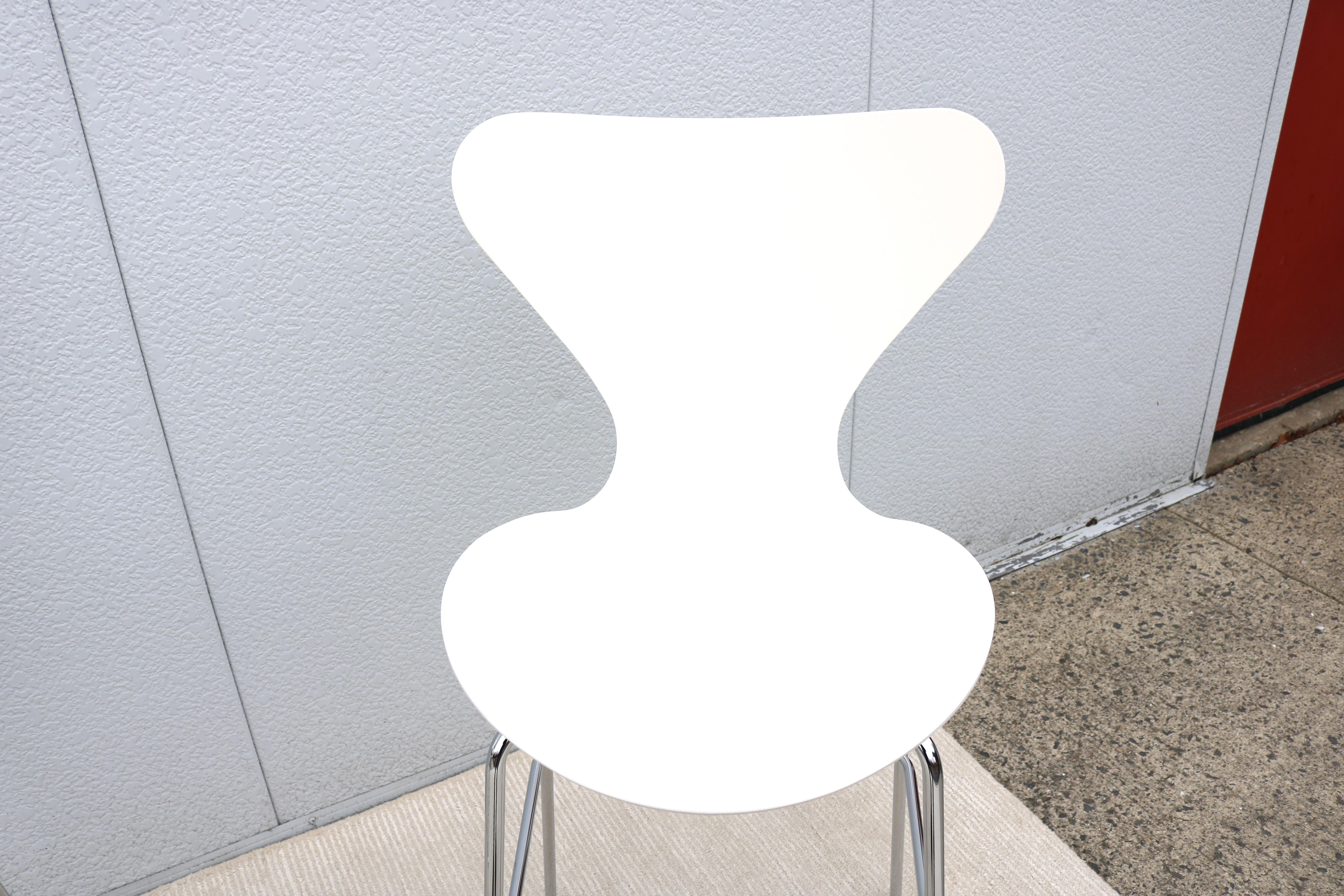 Danish Mid-Century Modern Arne Jacobsen Style Series 7 White Bar Stools Set of 3 For Sale 4