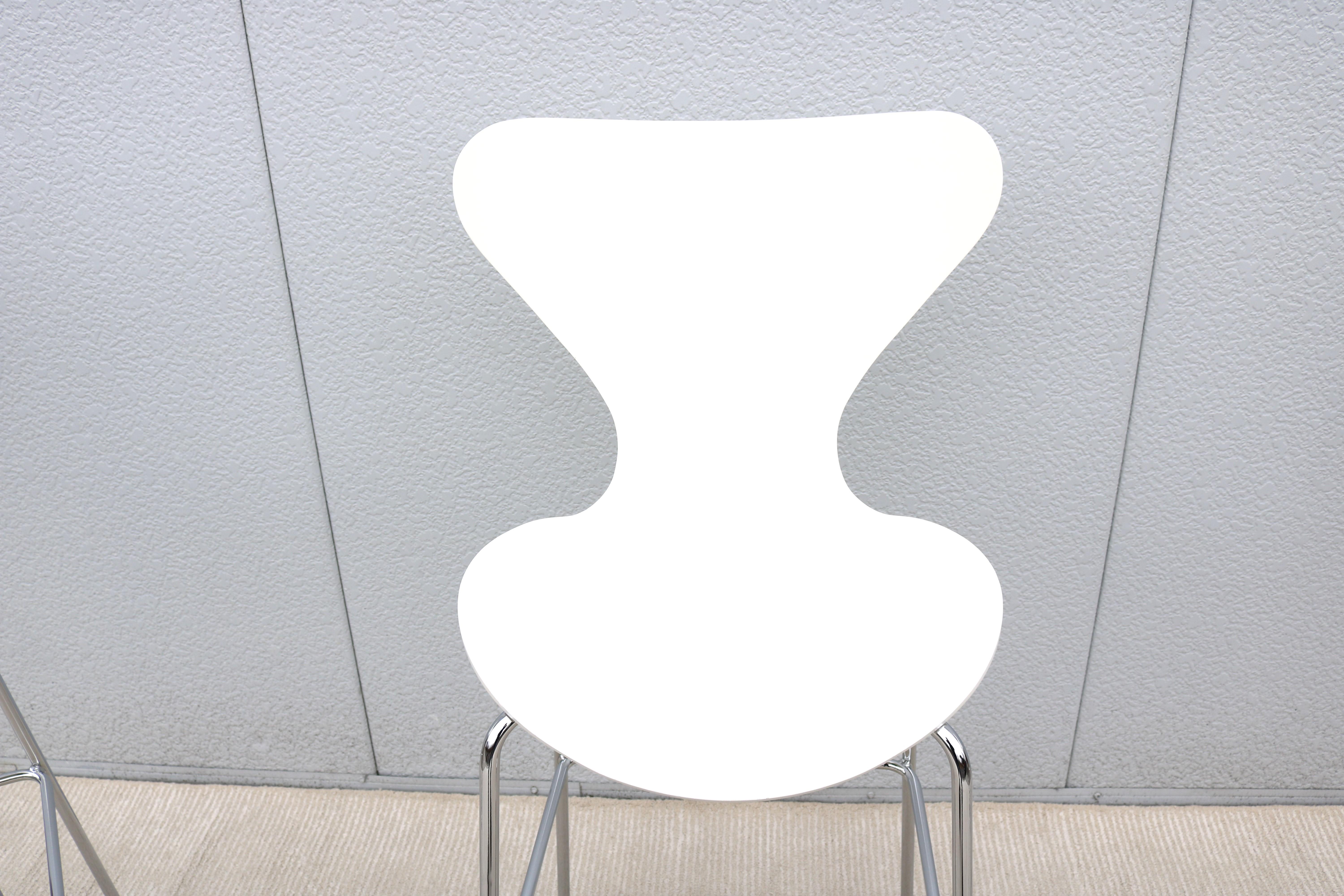 Danish Mid-Century Modern Arne Jacobsen Style Series 7 White Bar Stools Set of 3 For Sale 5