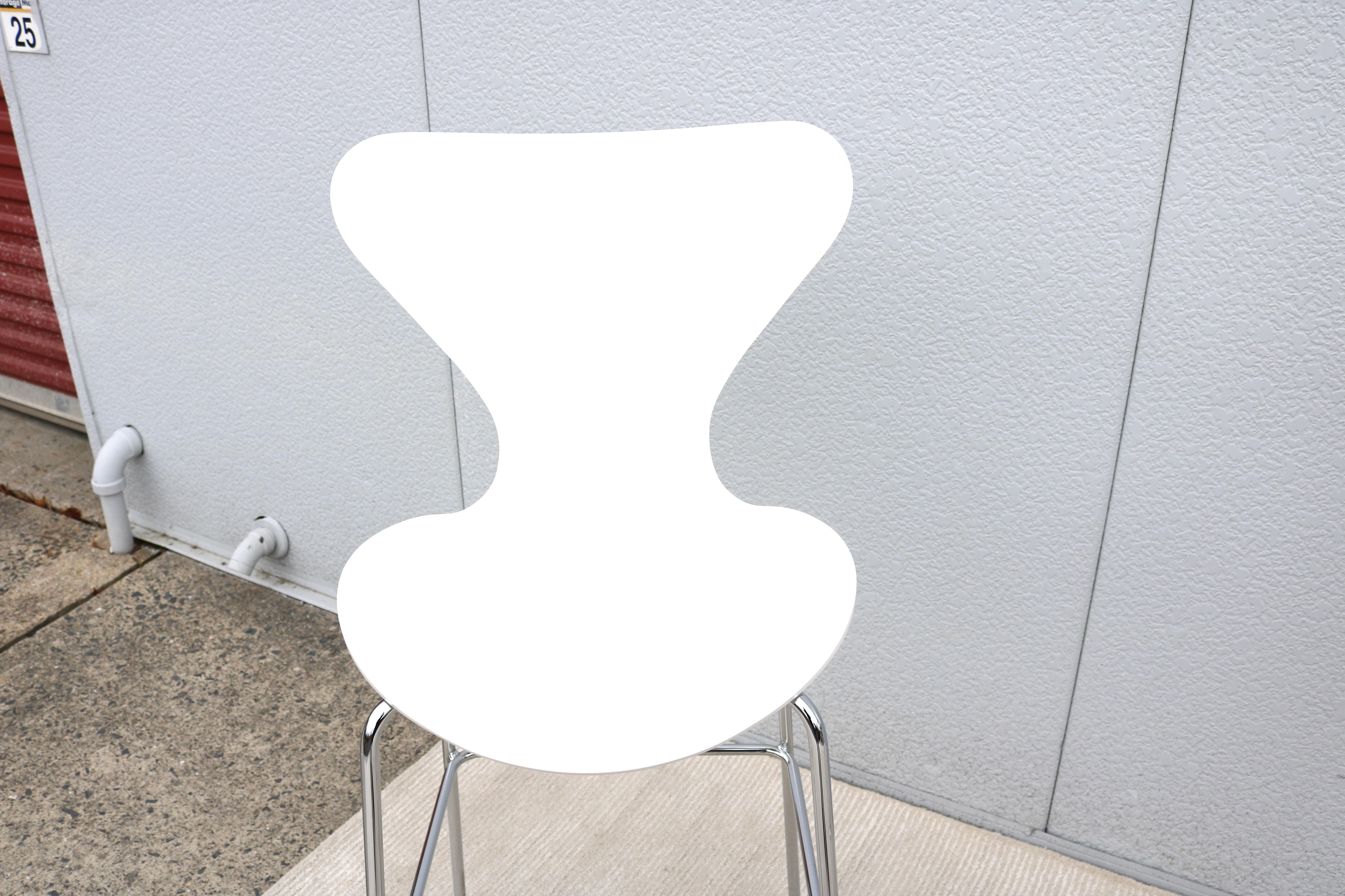 Danish Mid-Century Modern Arne Jacobsen Style Series 7 White Bar Stools Set of 3 For Sale 6