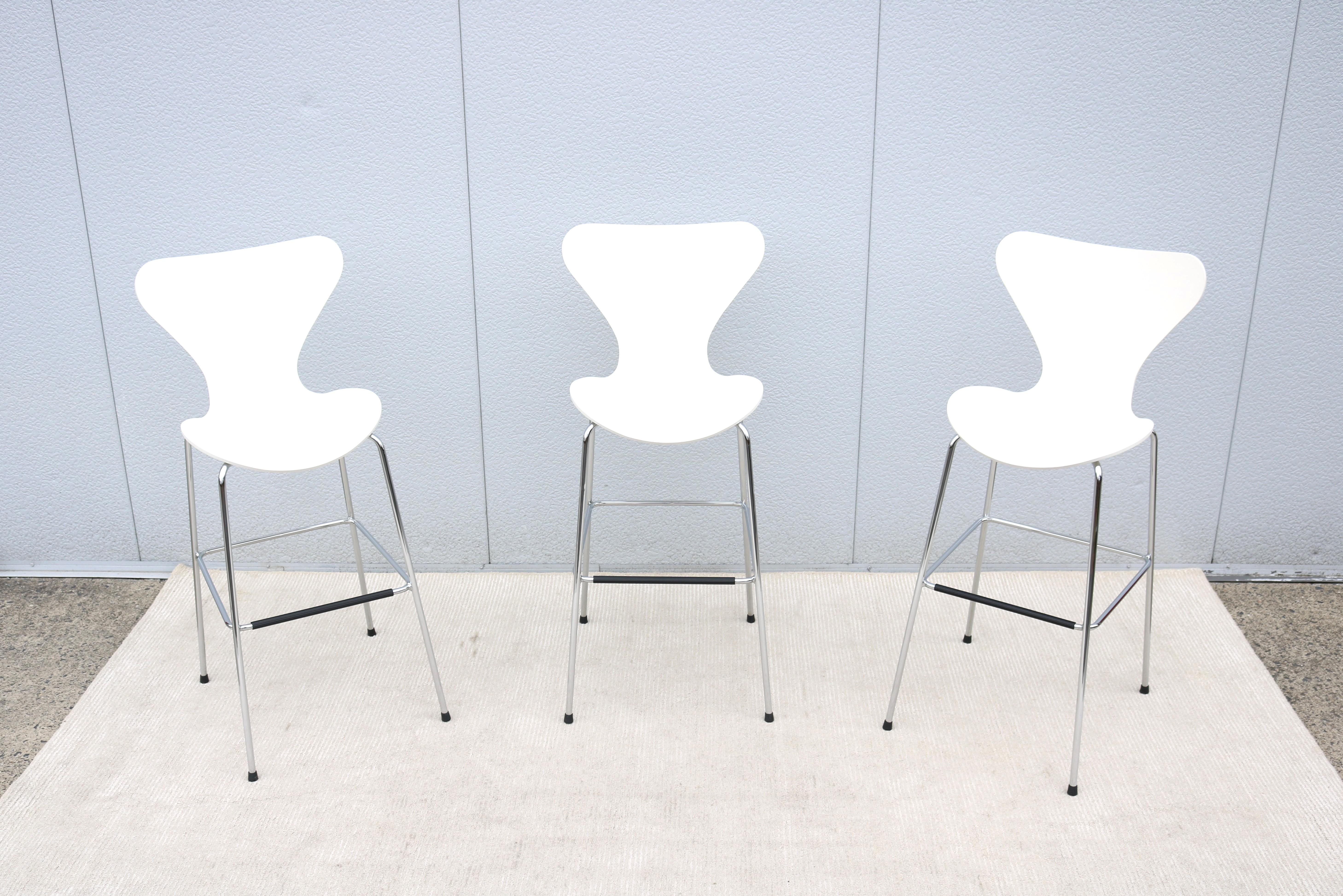 Italian Danish Mid-Century Modern Arne Jacobsen Style Series 7 White Bar Stools Set of 3 For Sale