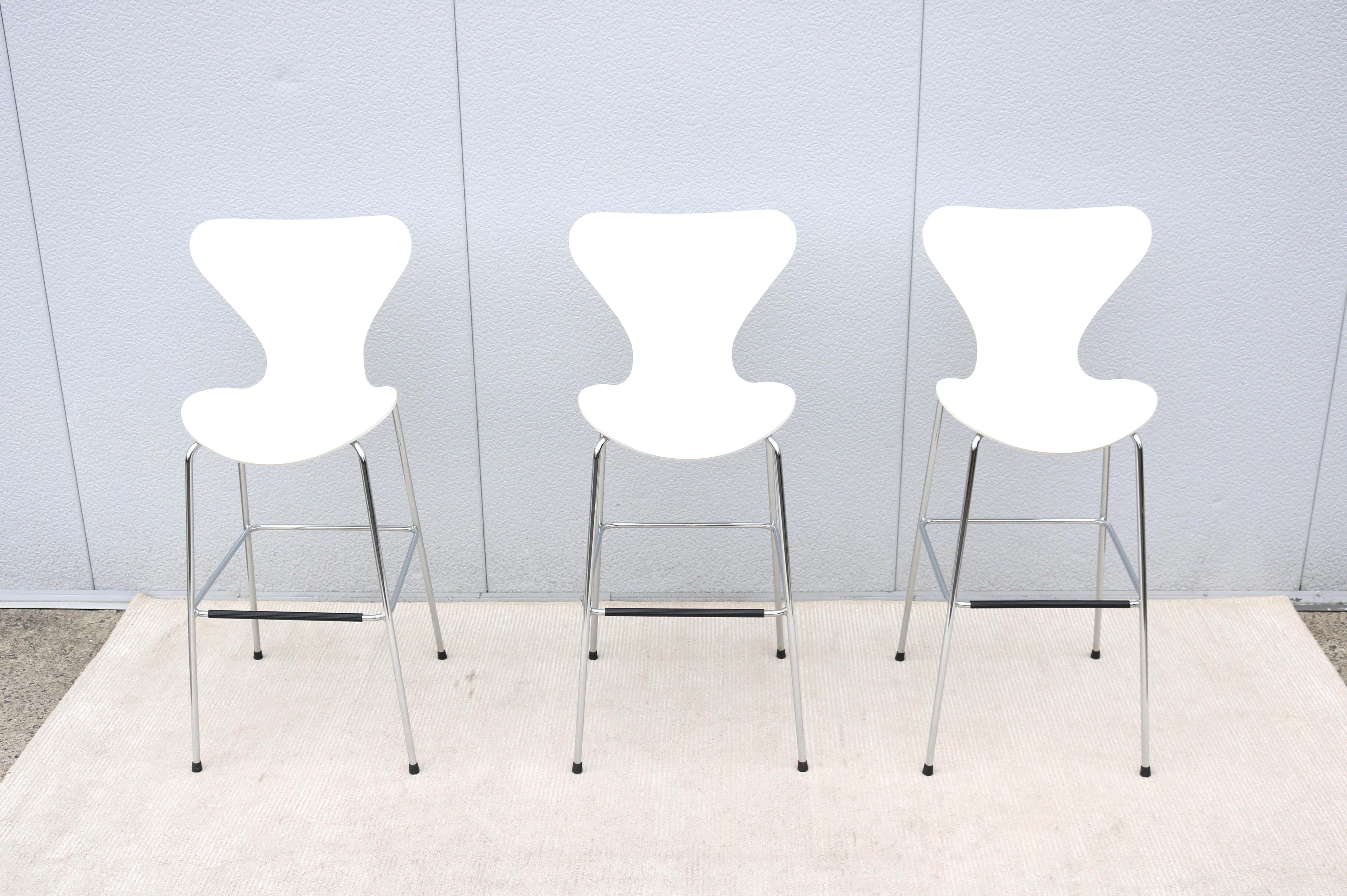Danish Mid-Century Modern Arne Jacobsen Style Series 7 White Bar Stools Set of 3 In Good Condition For Sale In Secaucus, NJ